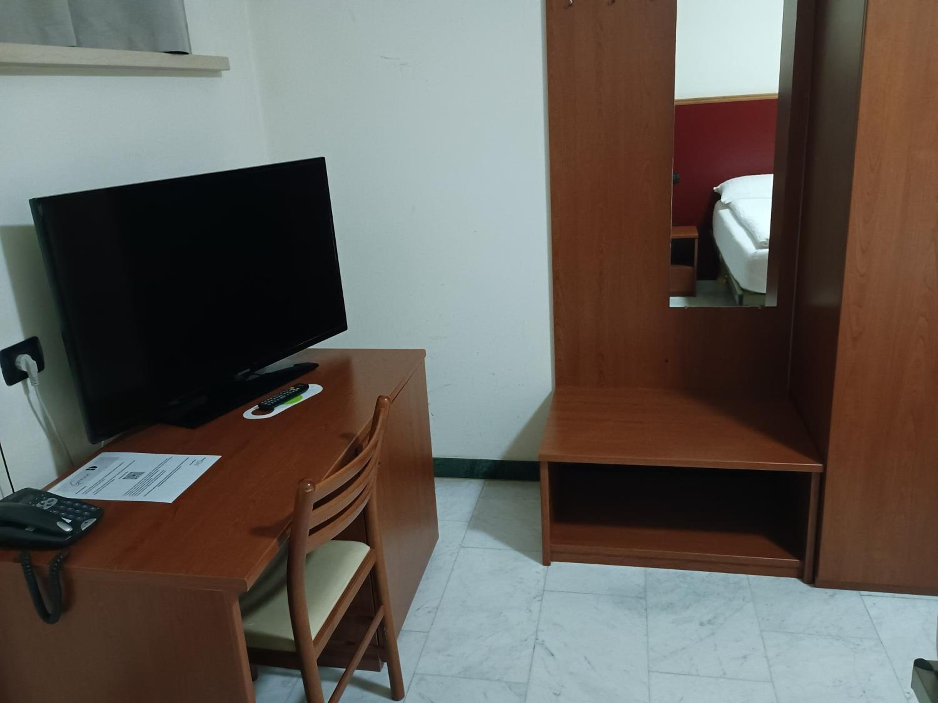 Economy Double Room photo 3