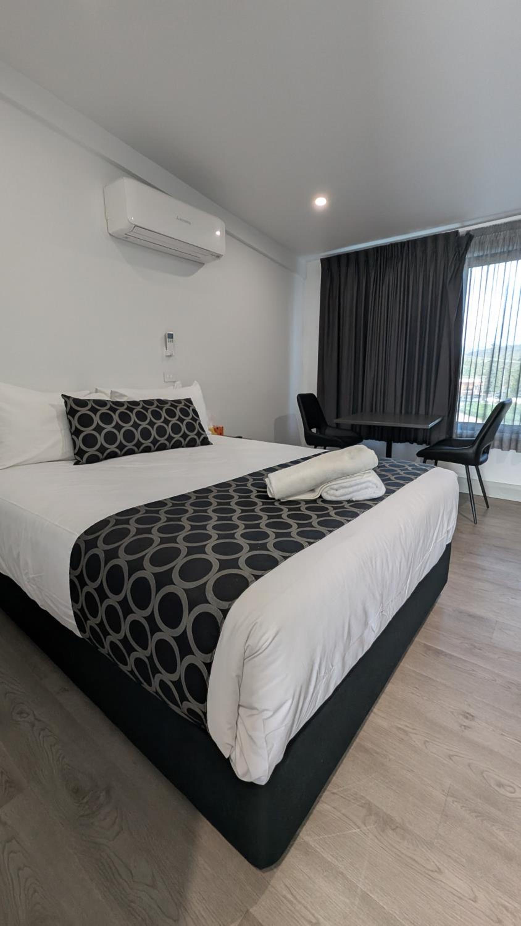 Queen Room photo 2