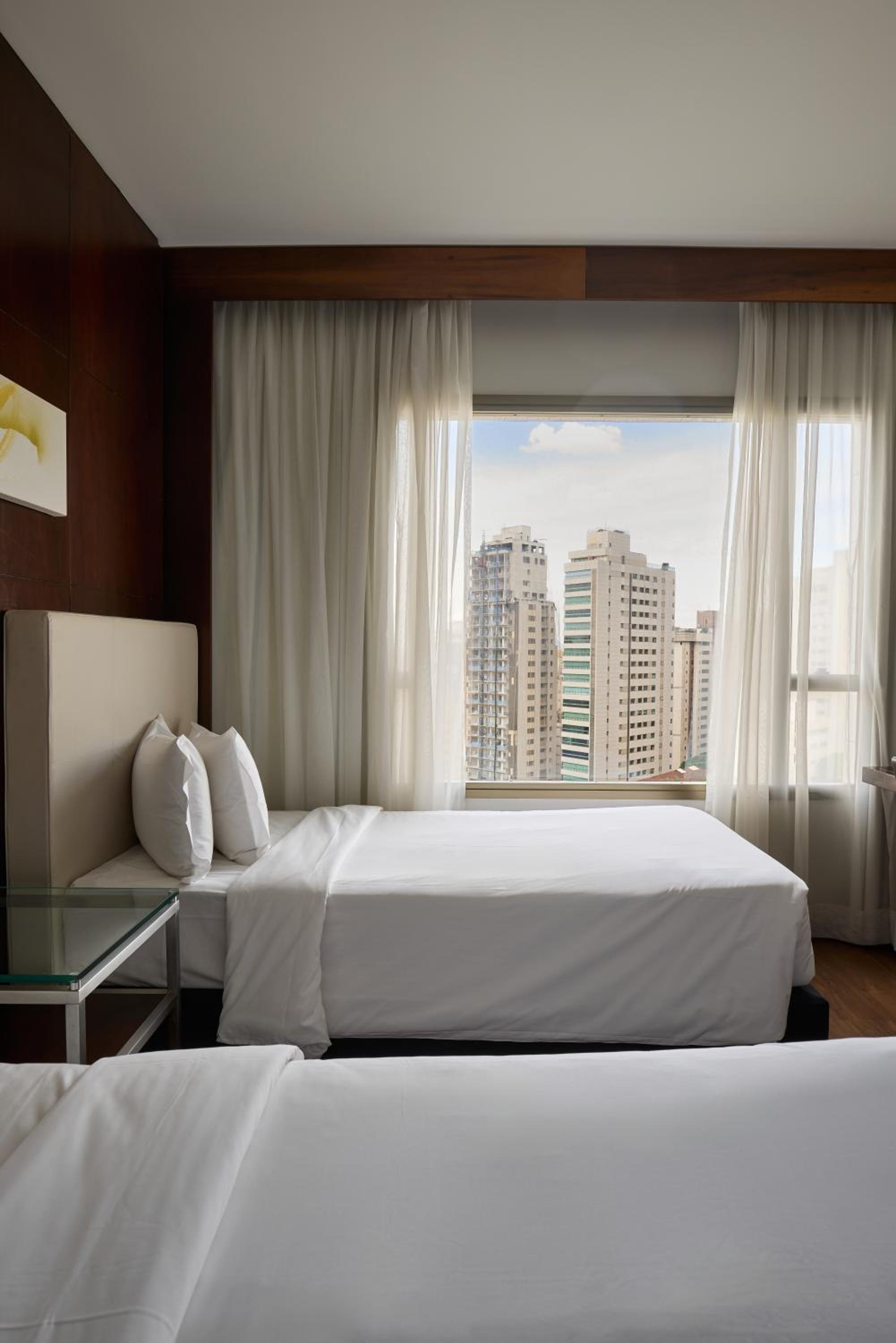 Deluxe Suite One Queen bed
