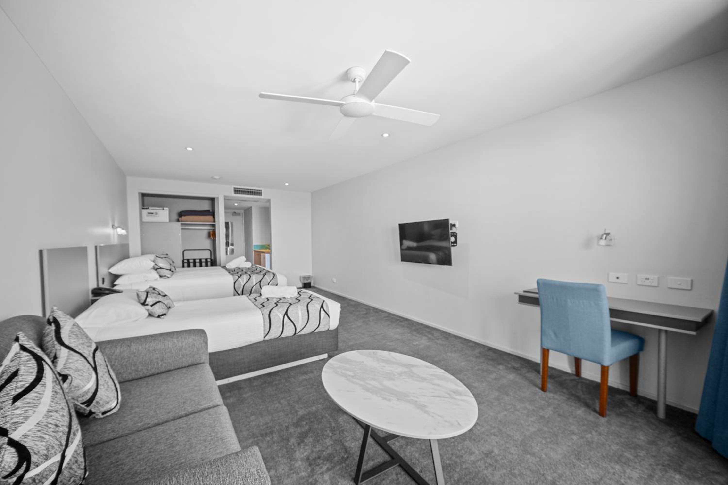 Deluxe Triple Room with Sea View photo 3