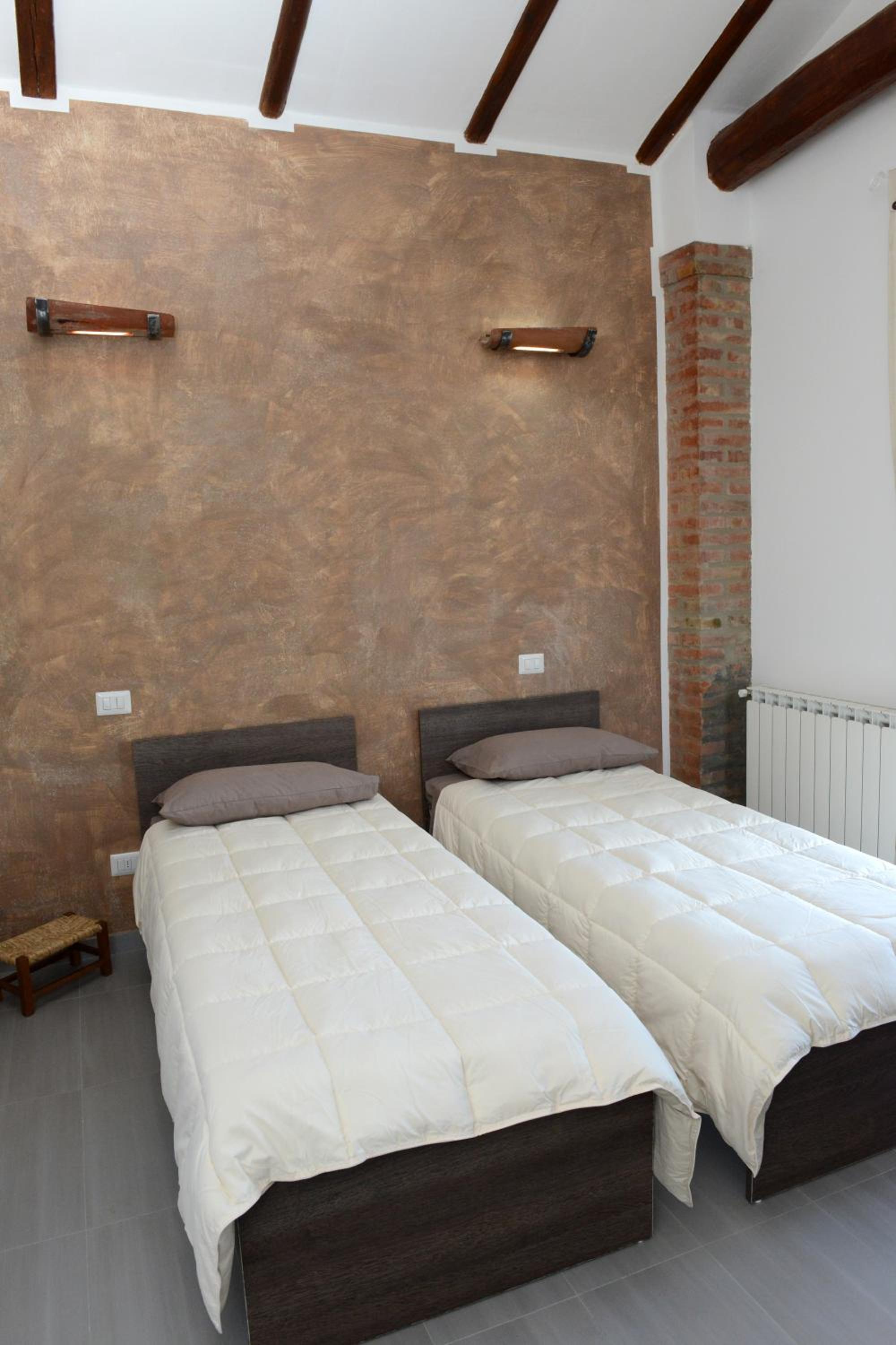 Double or Twin Room with Private Bathroom - Photo 7