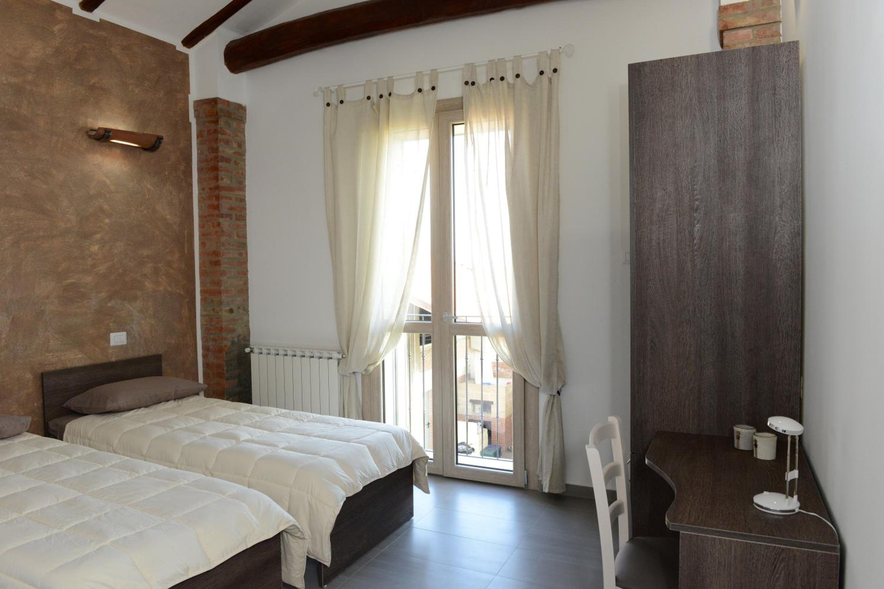 Double or Twin Room with Private Bathroom - Photo 6