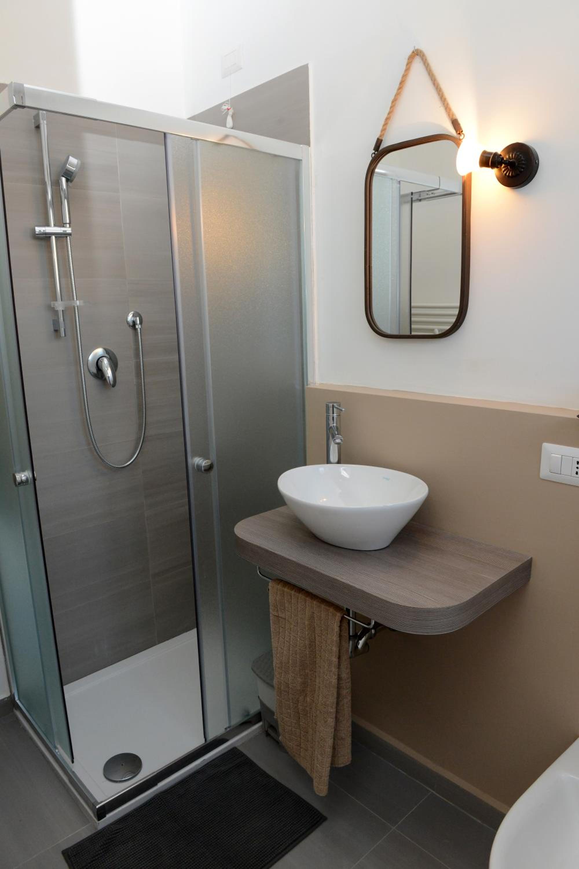 Double or Twin Room with Private Bathroom - Photo 5
