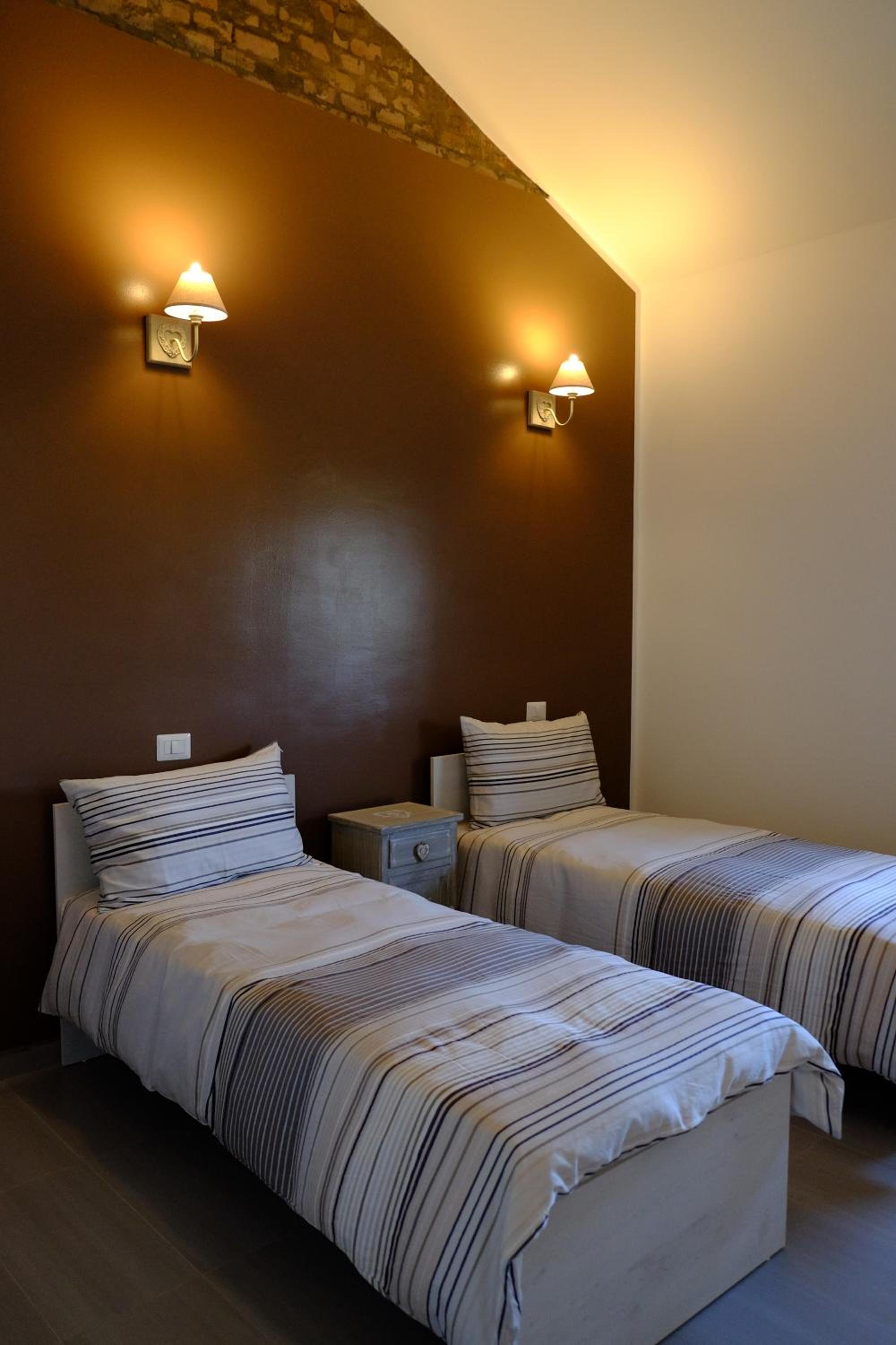 Double or Twin Room with Private Bathroom - Photo 8