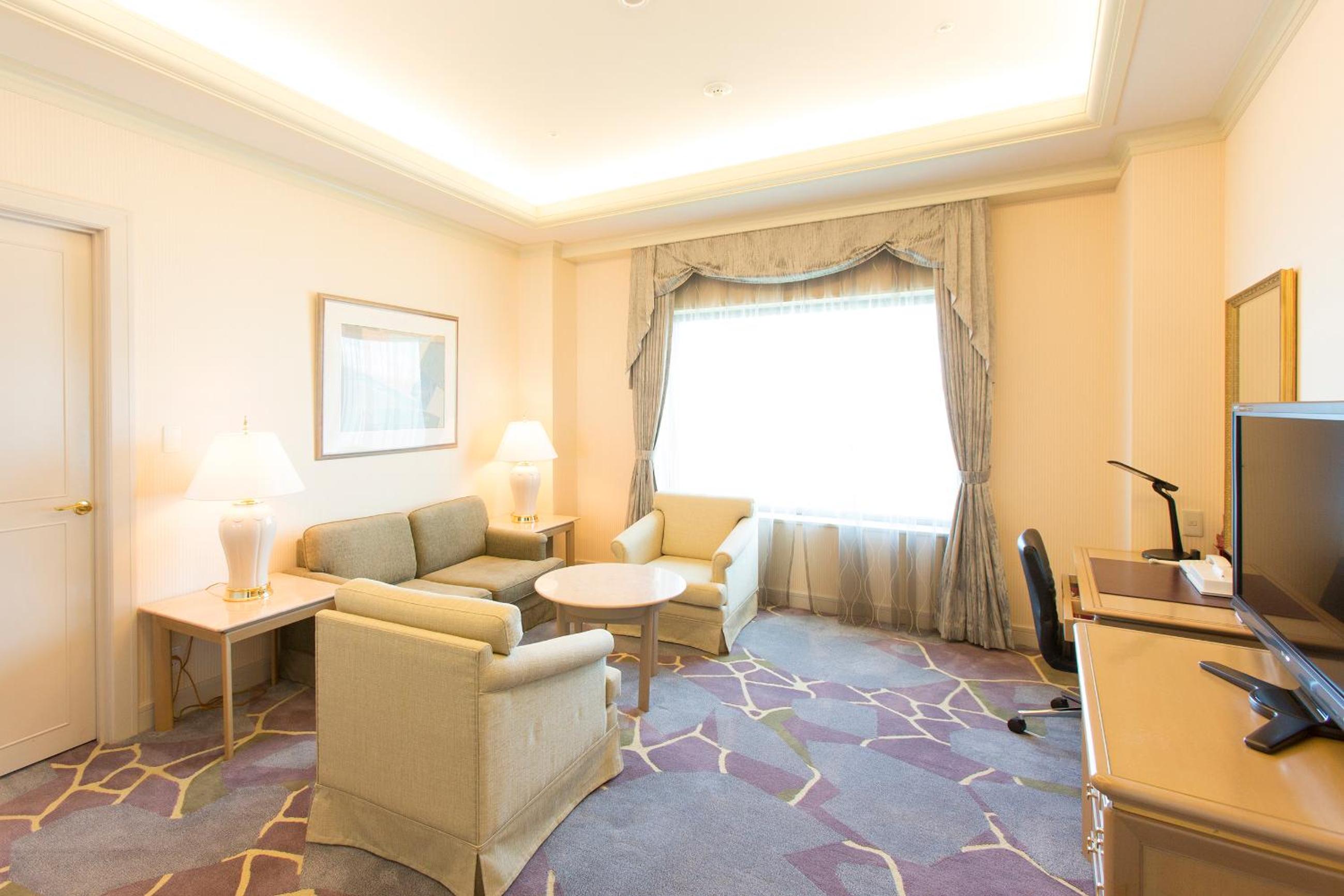 Crown Suite with Sea View - Non-Smoking photo 2