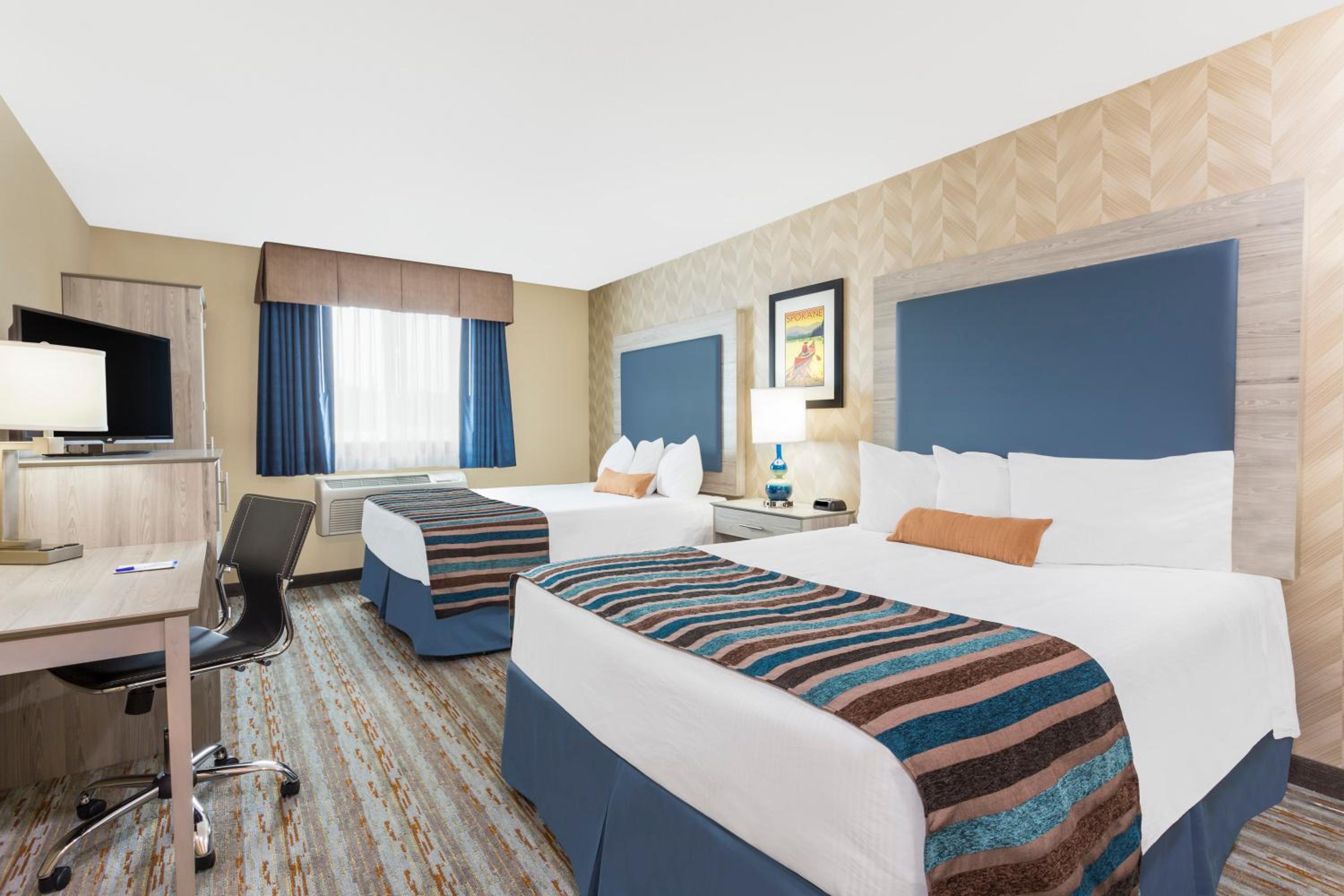 Queen Room with Two Queen Beds photo 1