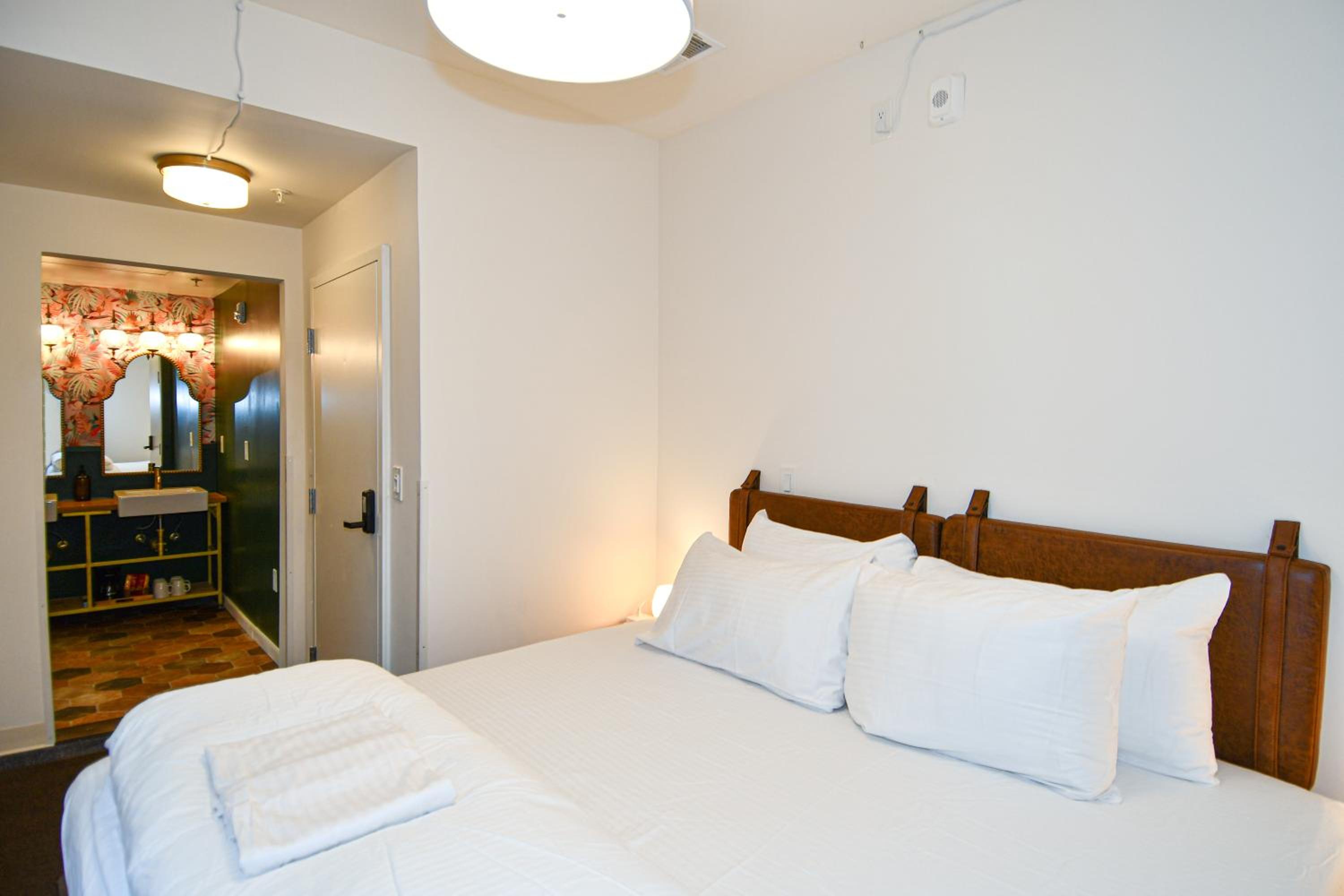 Cozy King Annex Building (Across the Street) - Limited View Sideyard Room