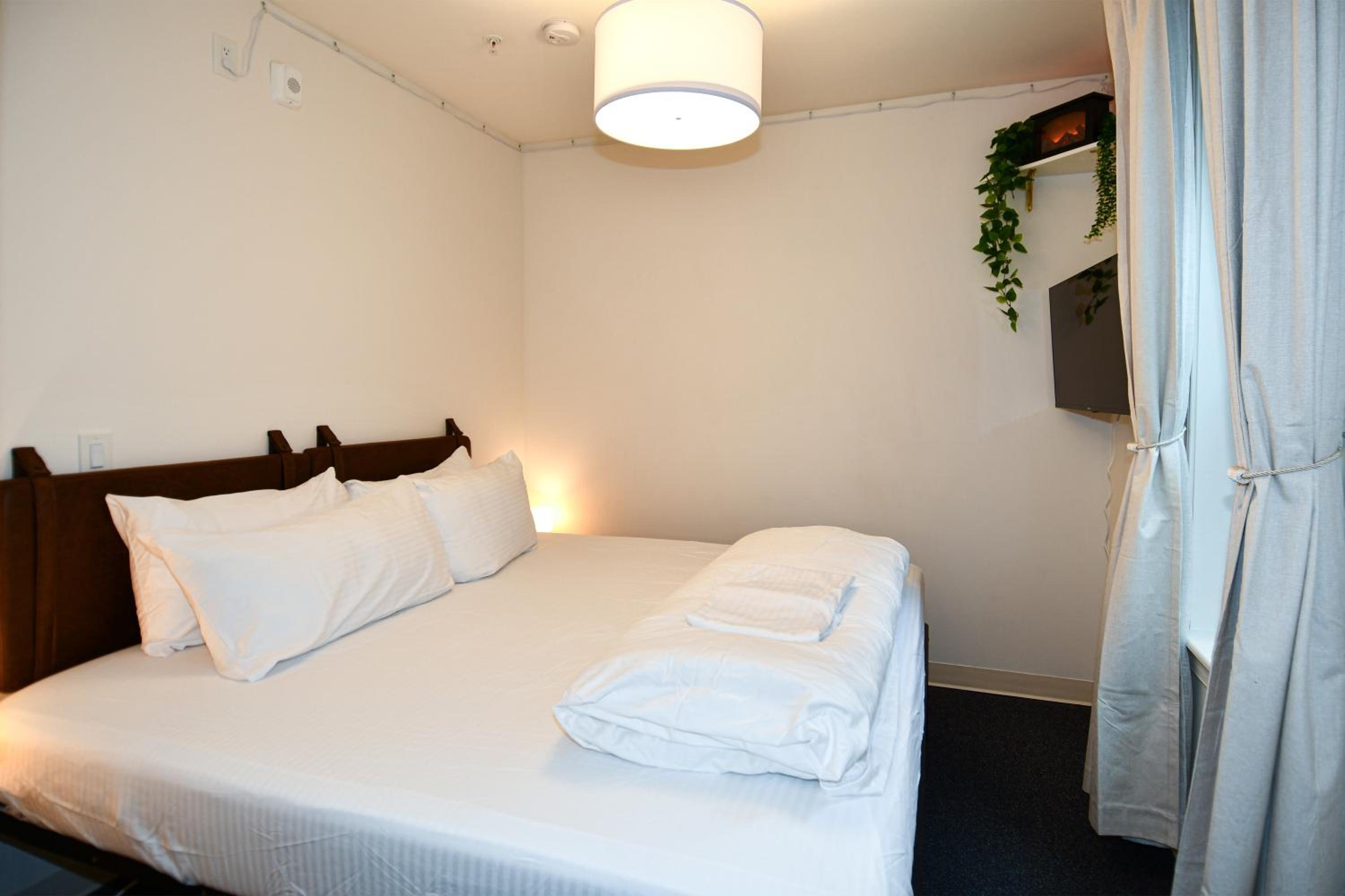 Cozy King Annex Building (Across the Street) - Limited View Sideyard Room, photo 6