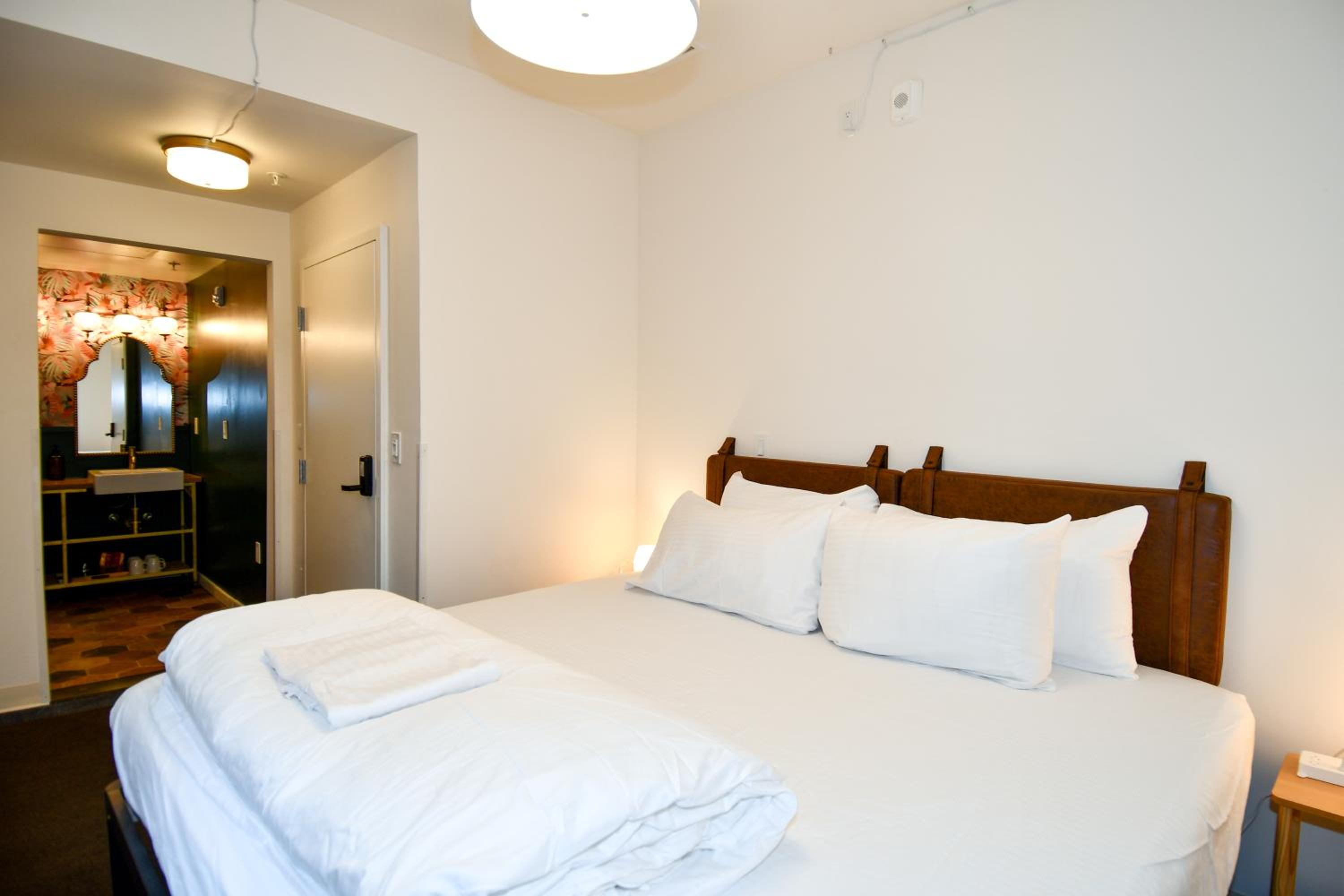 Cozy King Annex Building (Across the Street) - Limited View Sideyard Room