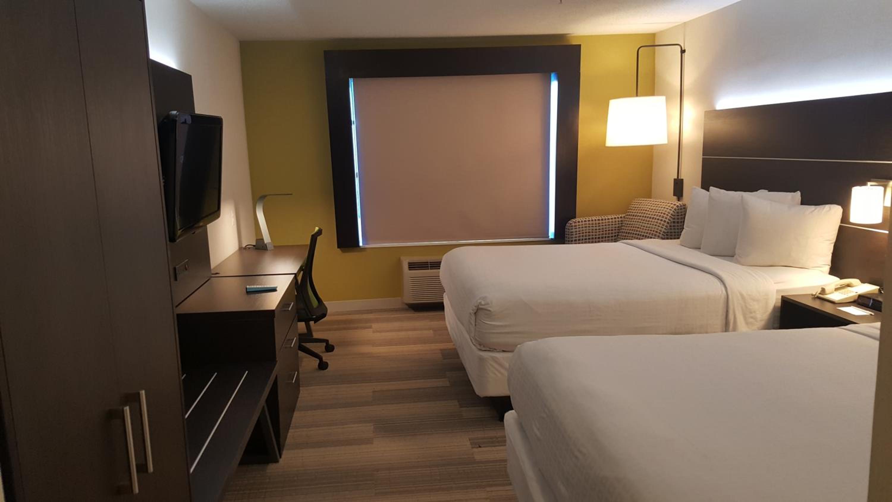 Standard Queen Room with Two Queen Beds and Tub - Mobility/Communications Accessible - Photo 4