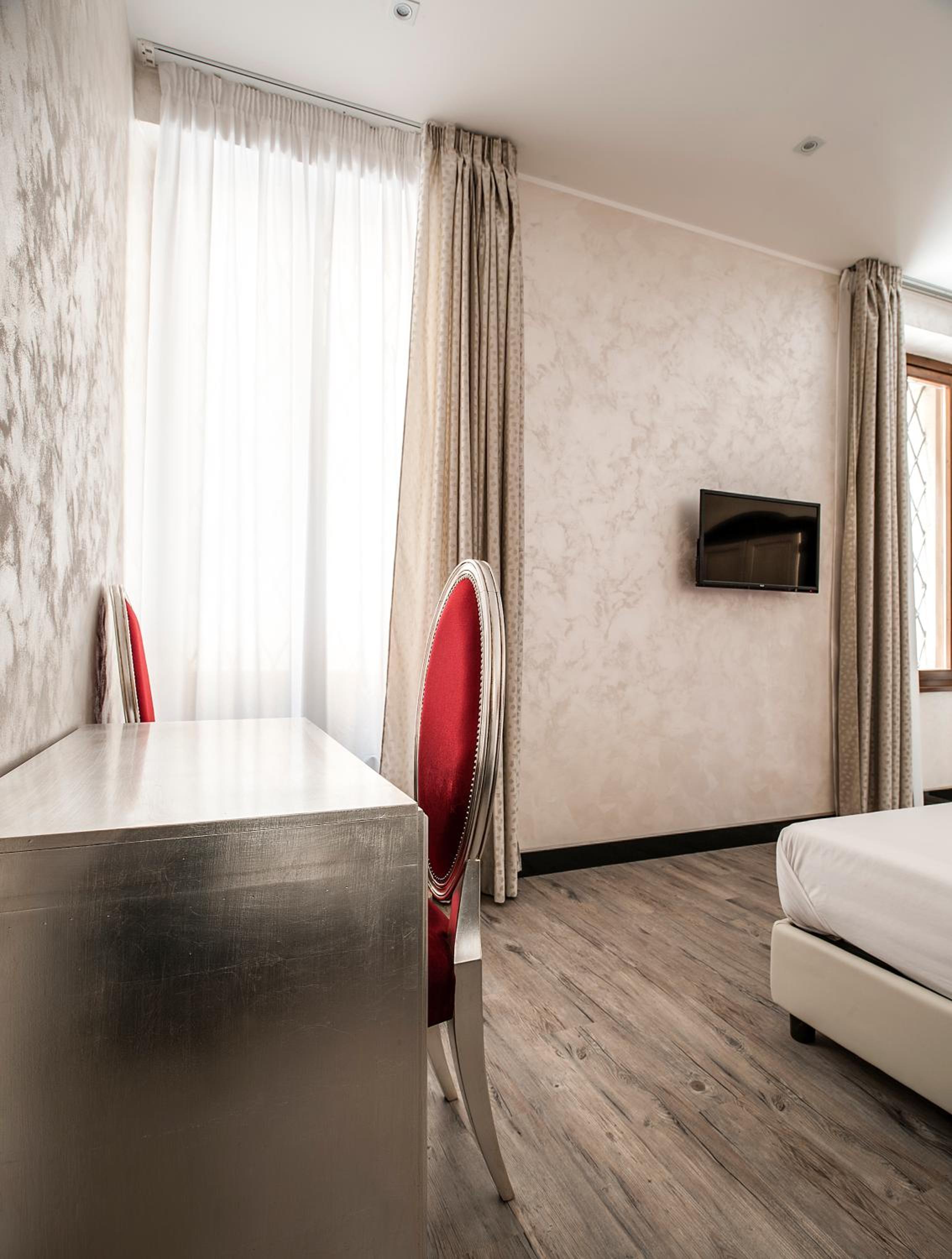 Deluxe Double Room - Photo 9