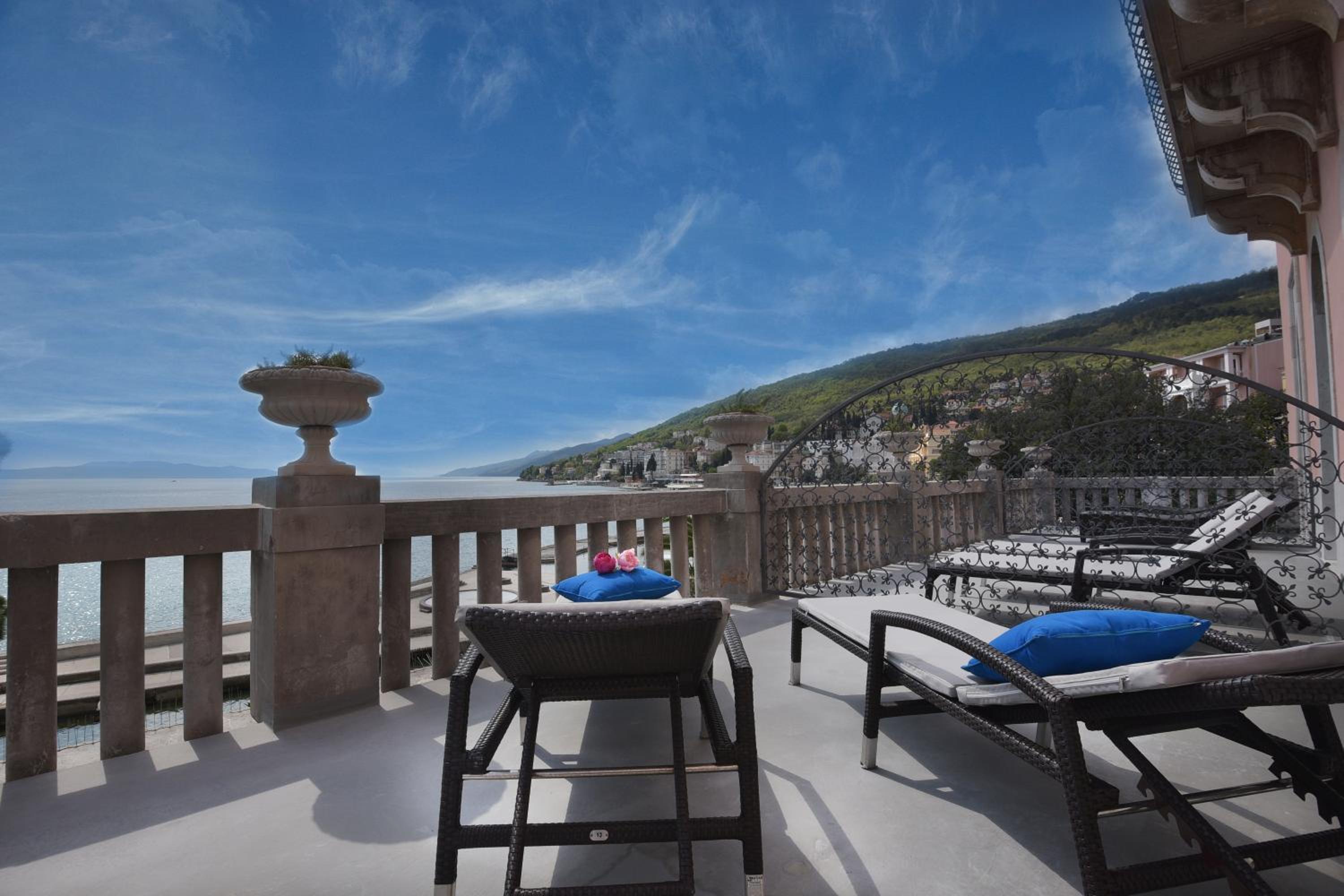 Deluxe Double Room with Balcony and Sea View - Photo 4