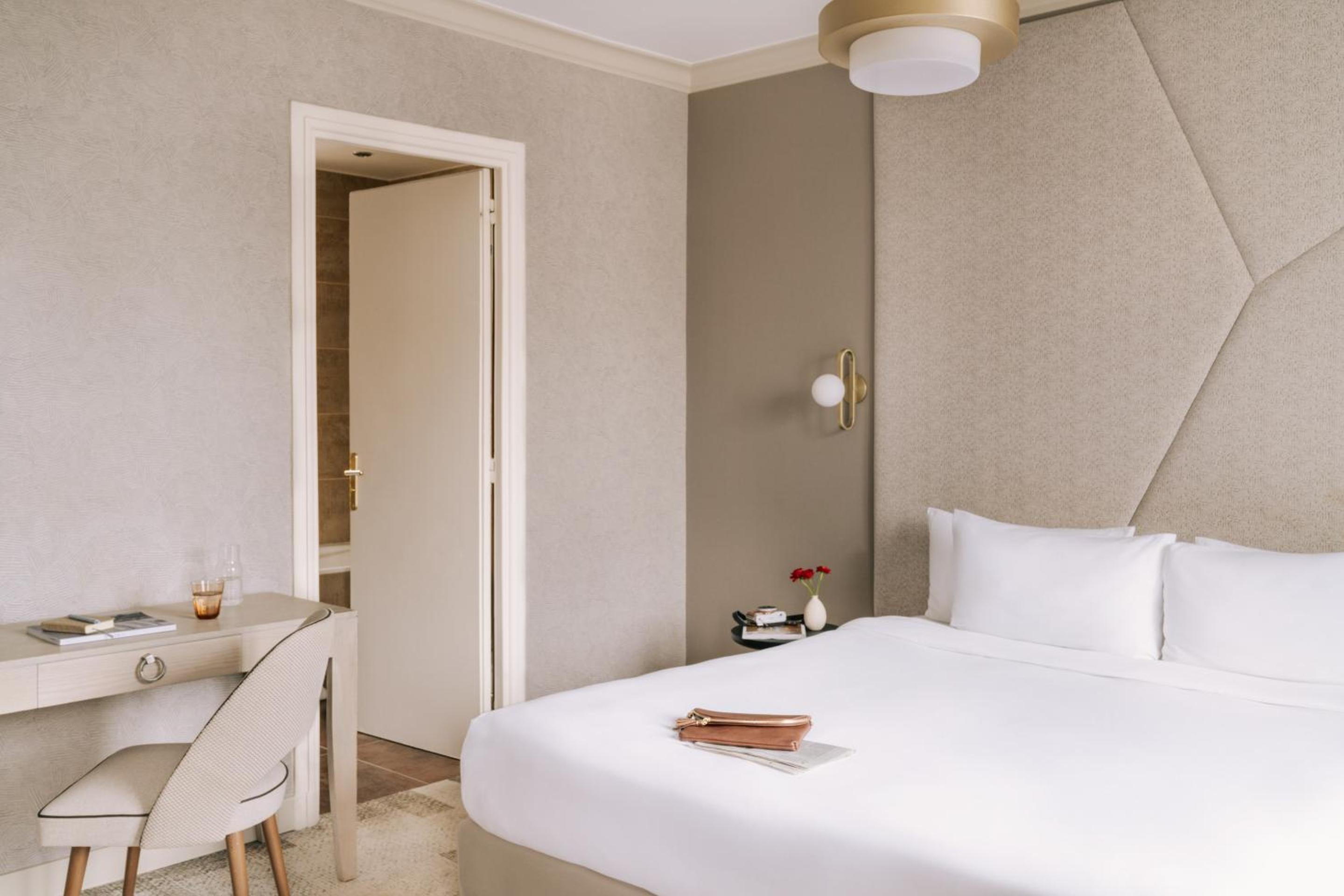 The Timeless Suite - Eiffel Tower View photo 3
