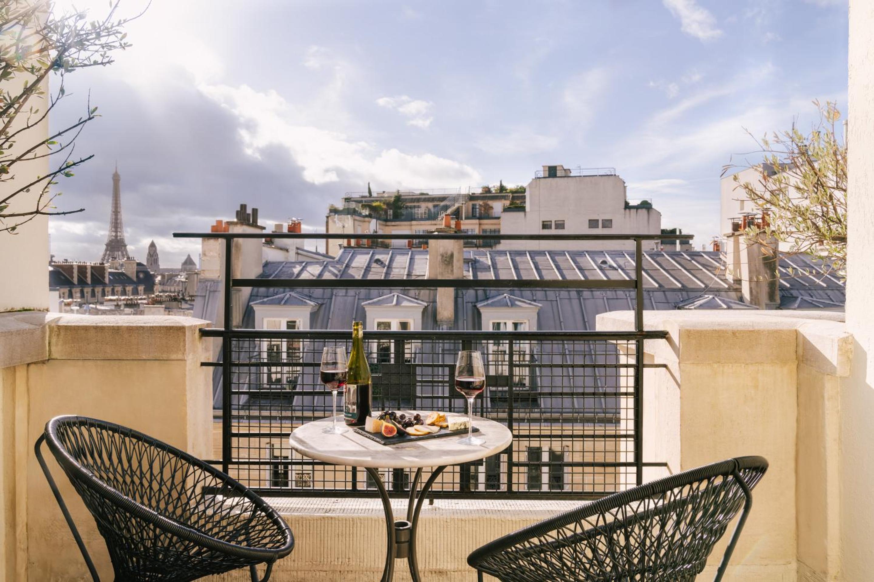 The Timeless Suite - Eiffel Tower View photo 3