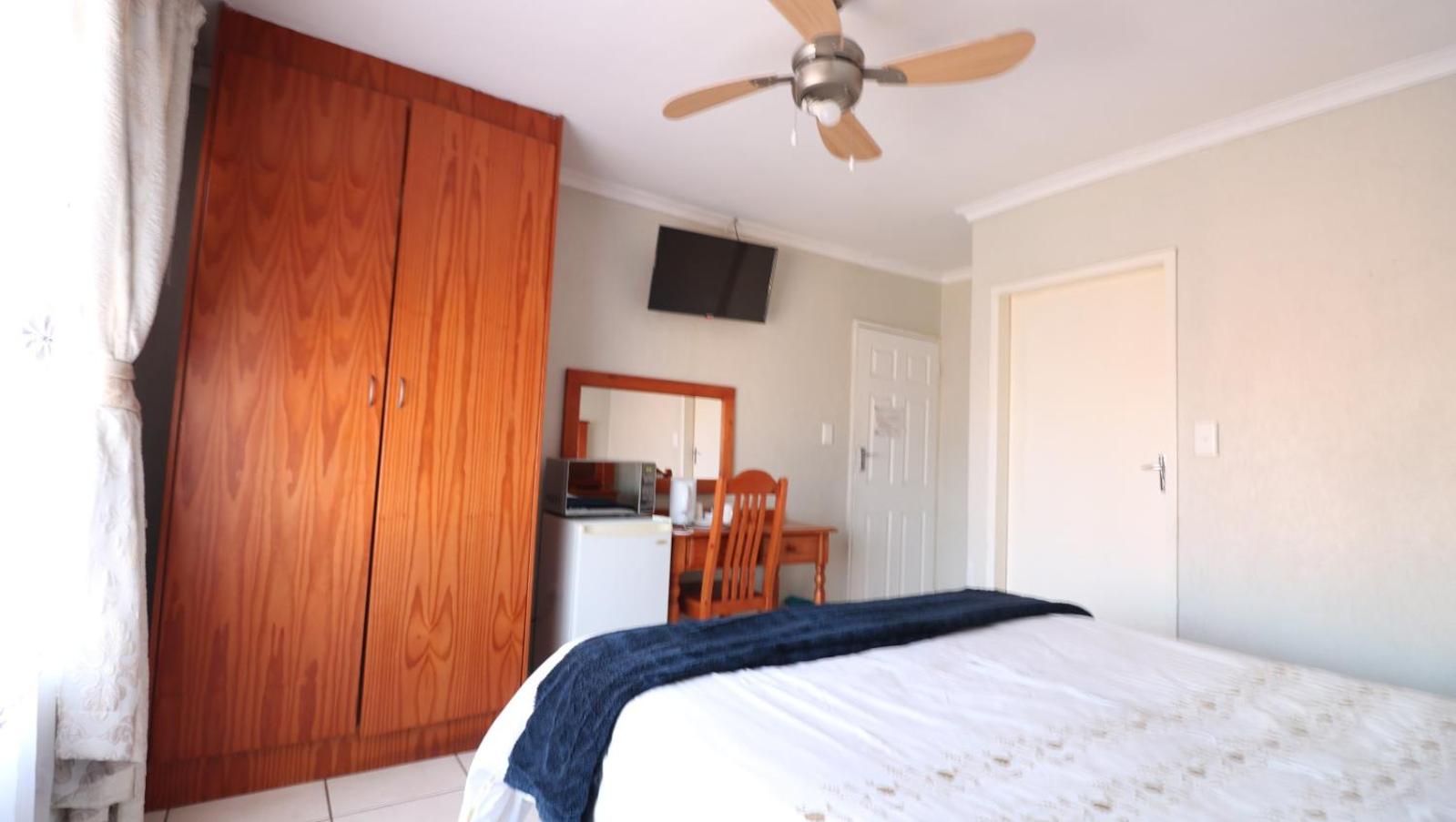 Standard Double Room with Fan - Photo 4