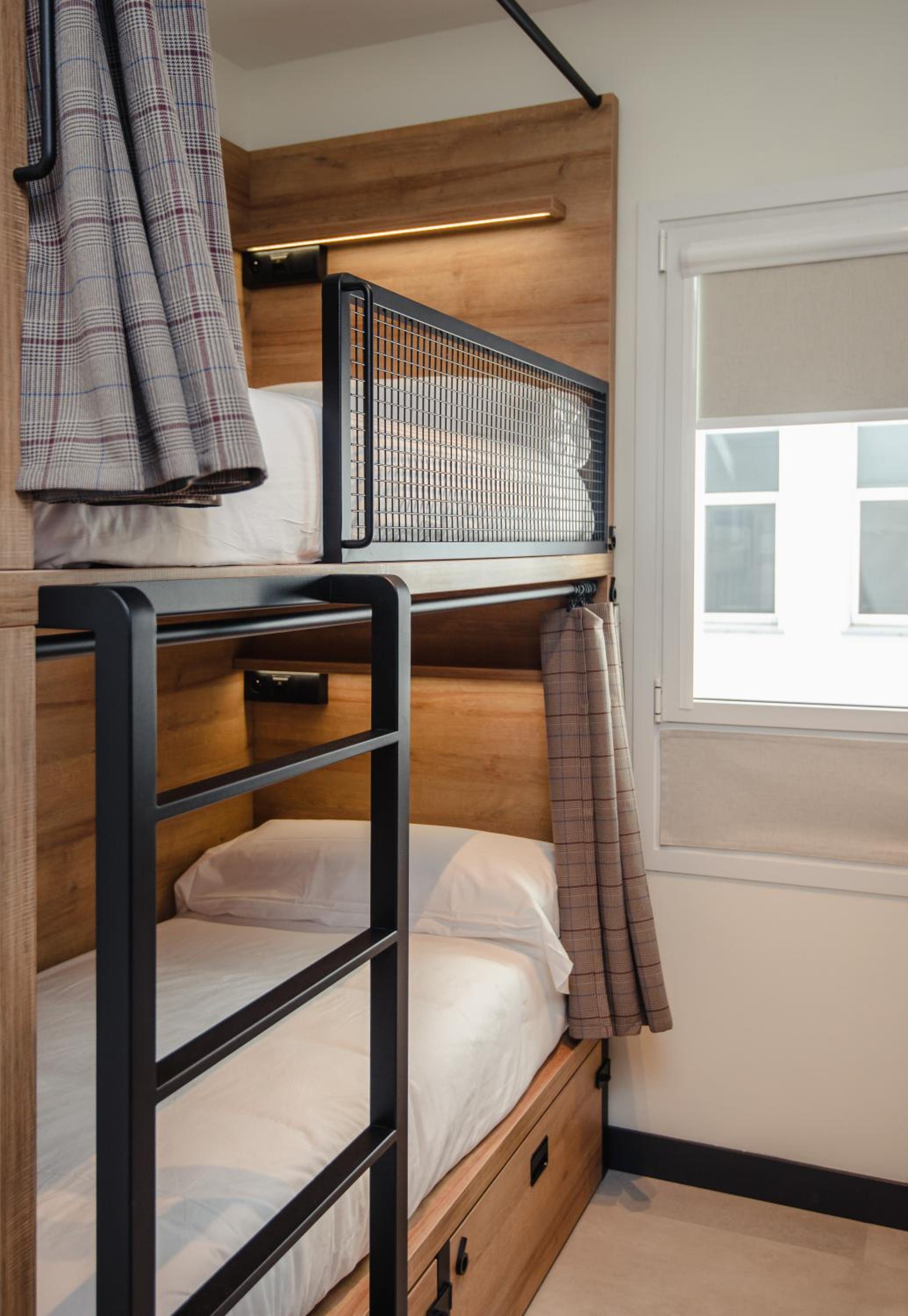 6-Bed Female Dormitory Room photo 3