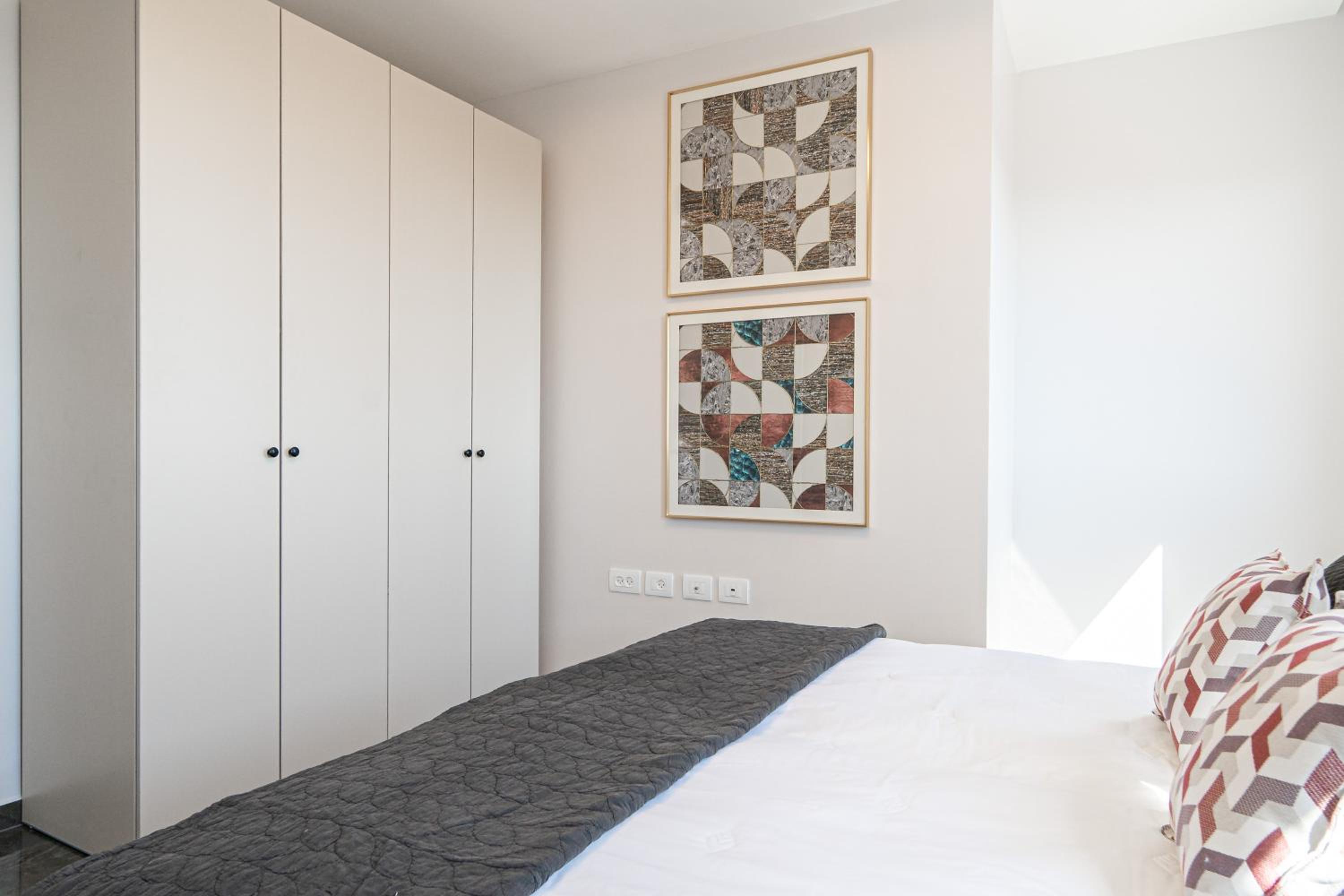Deluxe Three-Bedroom Apartment + Parking photo 2