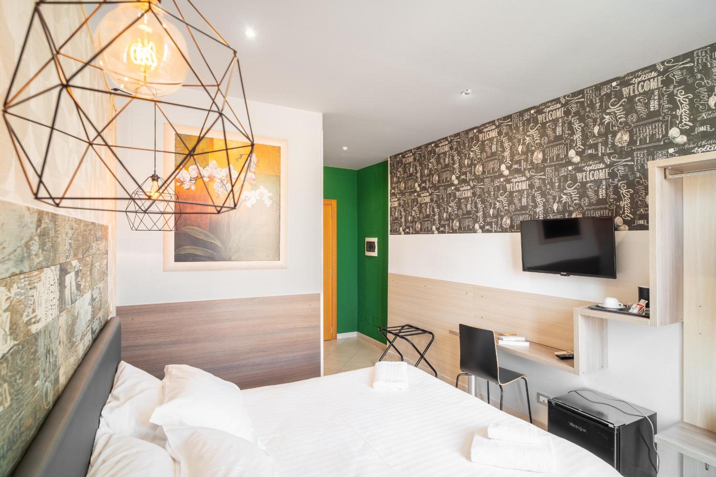 Double Room with Balcony - Photo 3
