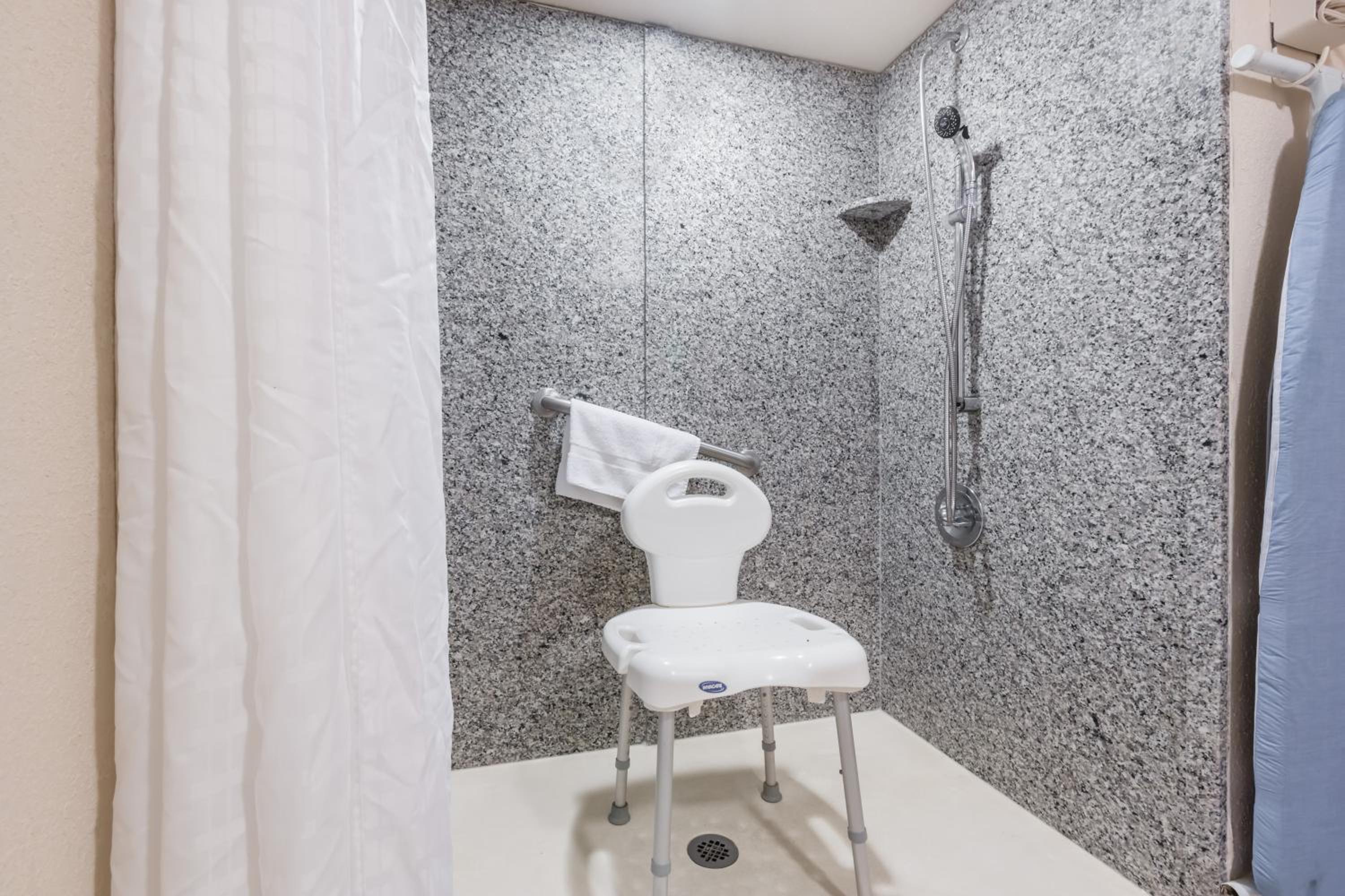 King Room - Disability Access - Non-Smoking - Photo 3