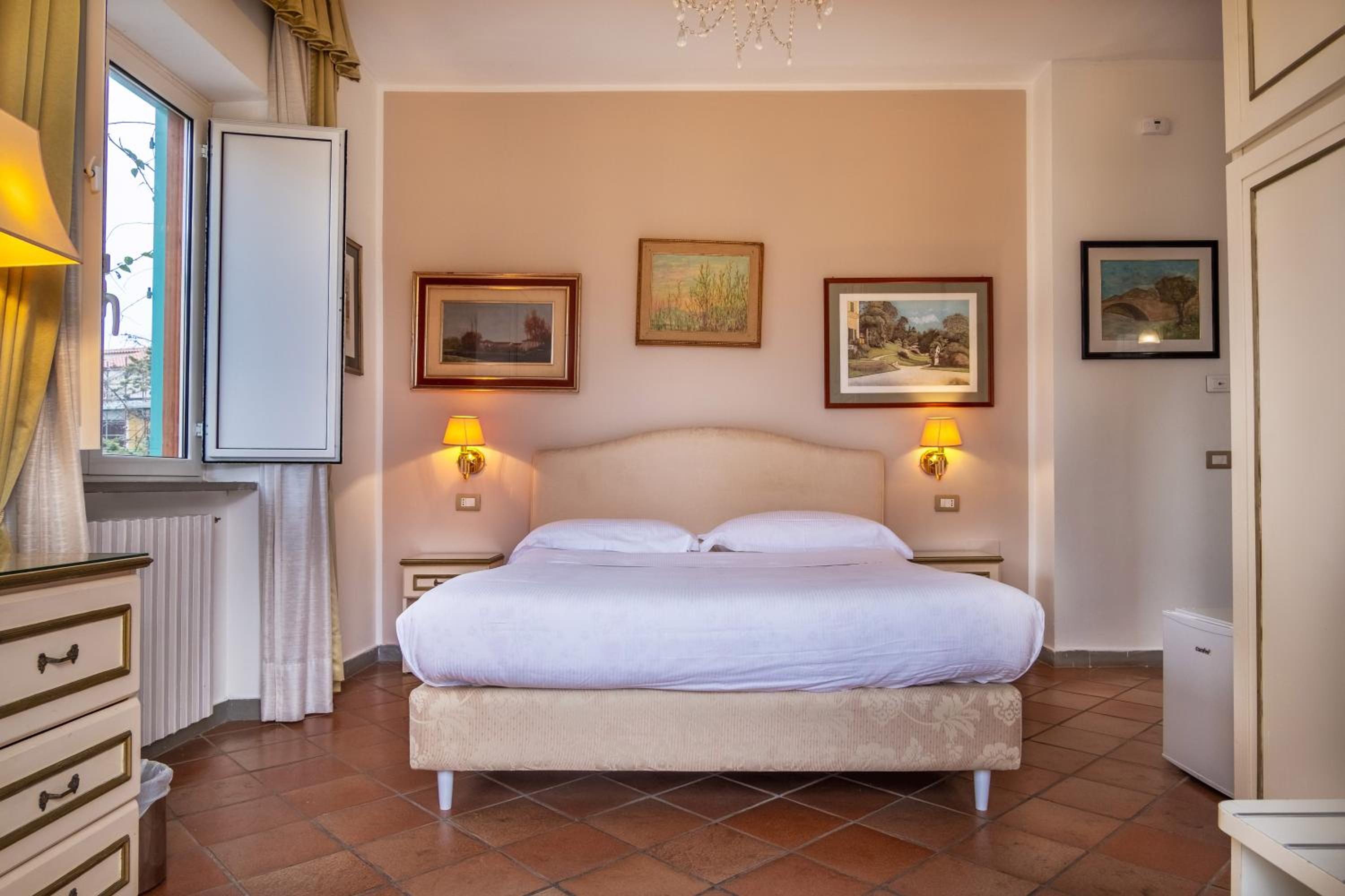 Deluxe Double Room with Balcony and Sea View