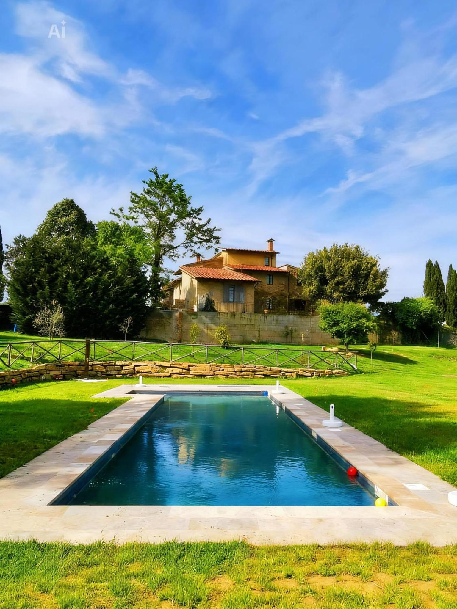 Six-Bedroom House photo 1