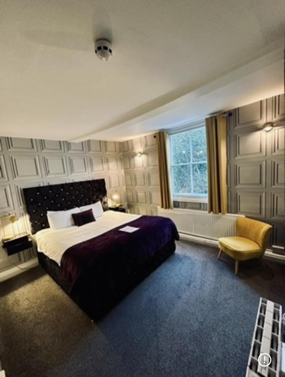 Deluxe King Suite photo 2
