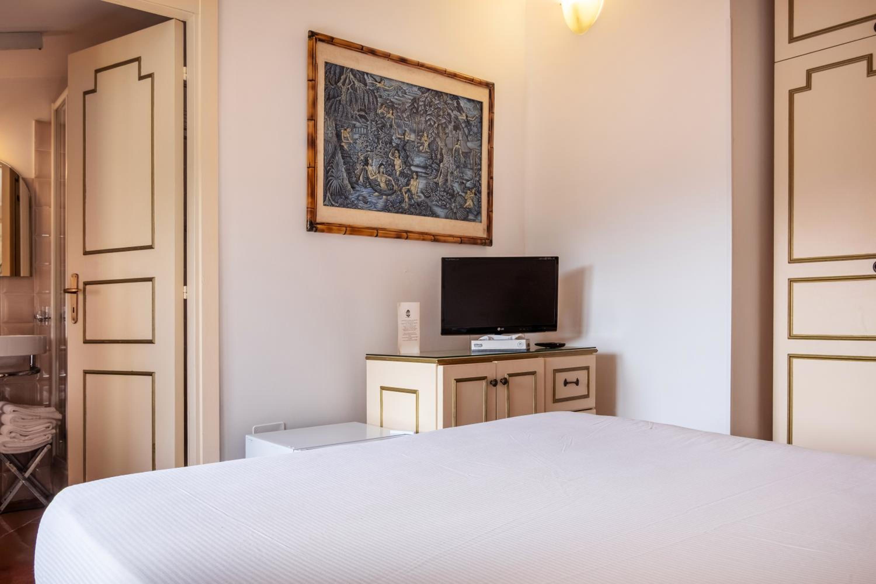 Queen Room with Garden View