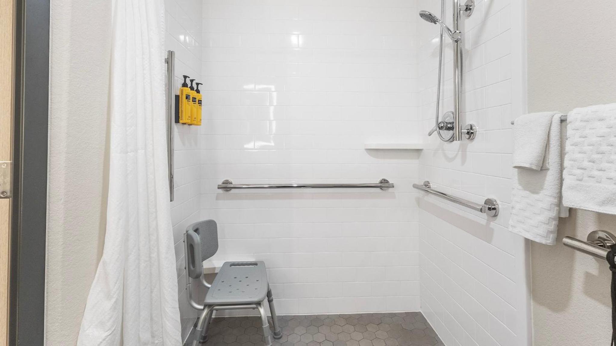 King Room with Roll-in-Shower - Disability Access/Non-Smoking - Photo 7