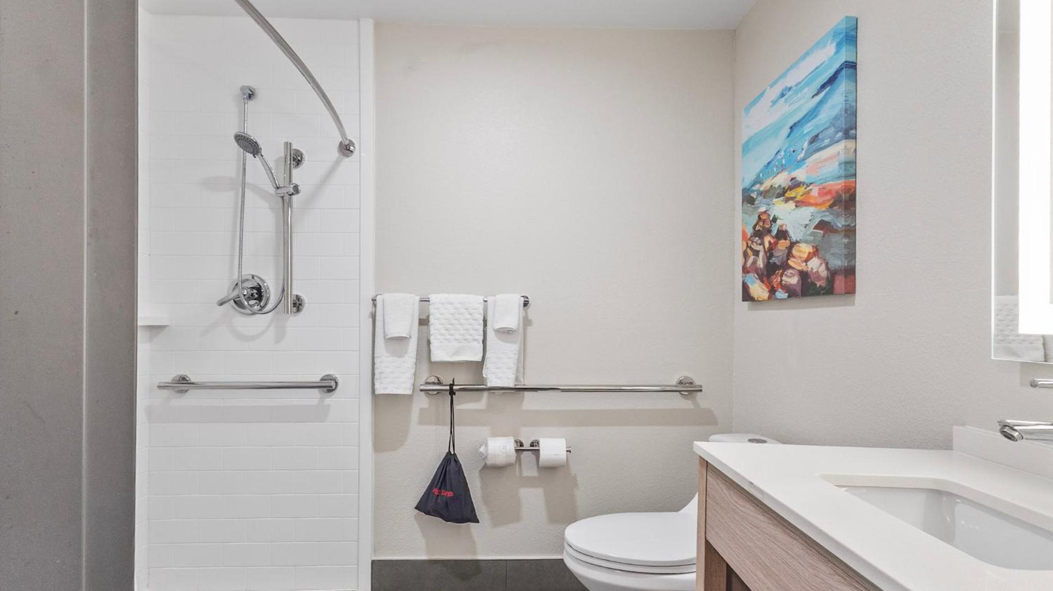 King Room with Roll-in-Shower - Disability Access/Non-Smoking - Photo 8