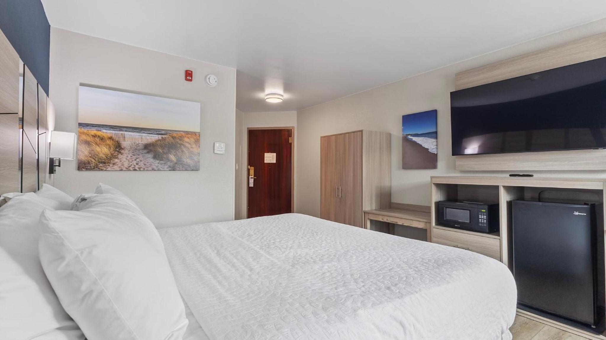 King Room with Roll-in-Shower - Disability Access/Non-Smoking - Photo 3
