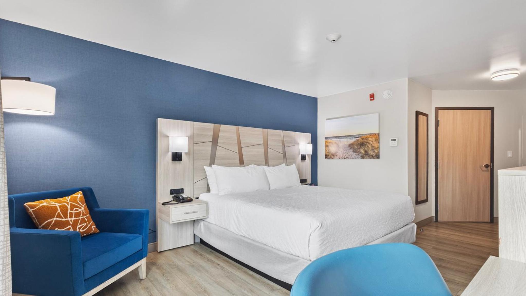 King Room with Roll-in-Shower - Disability Access/Non-Smoking - Photo 6