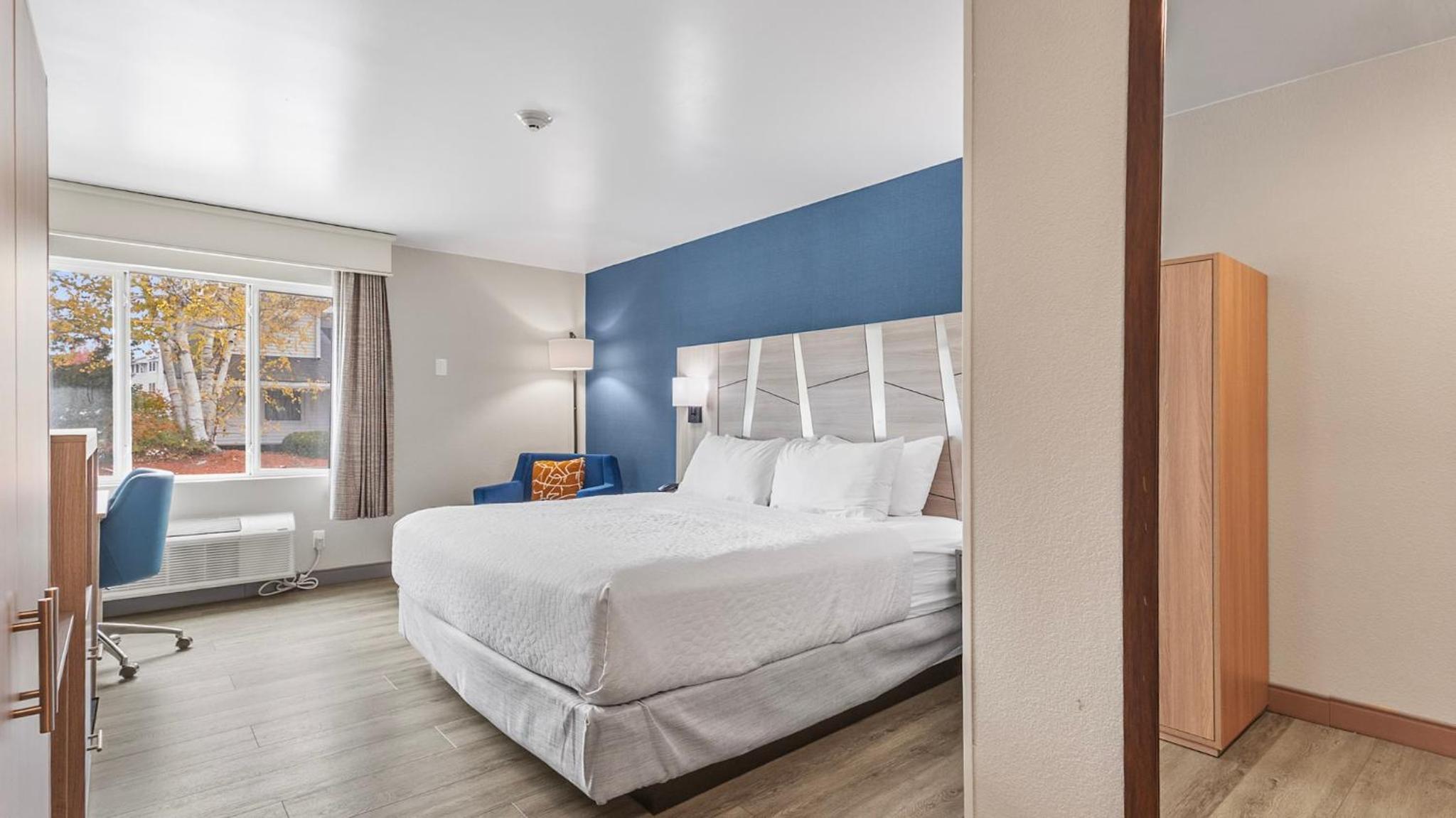 King Room with Roll-in-Shower - Disability Access/Non-Smoking - Photo 4