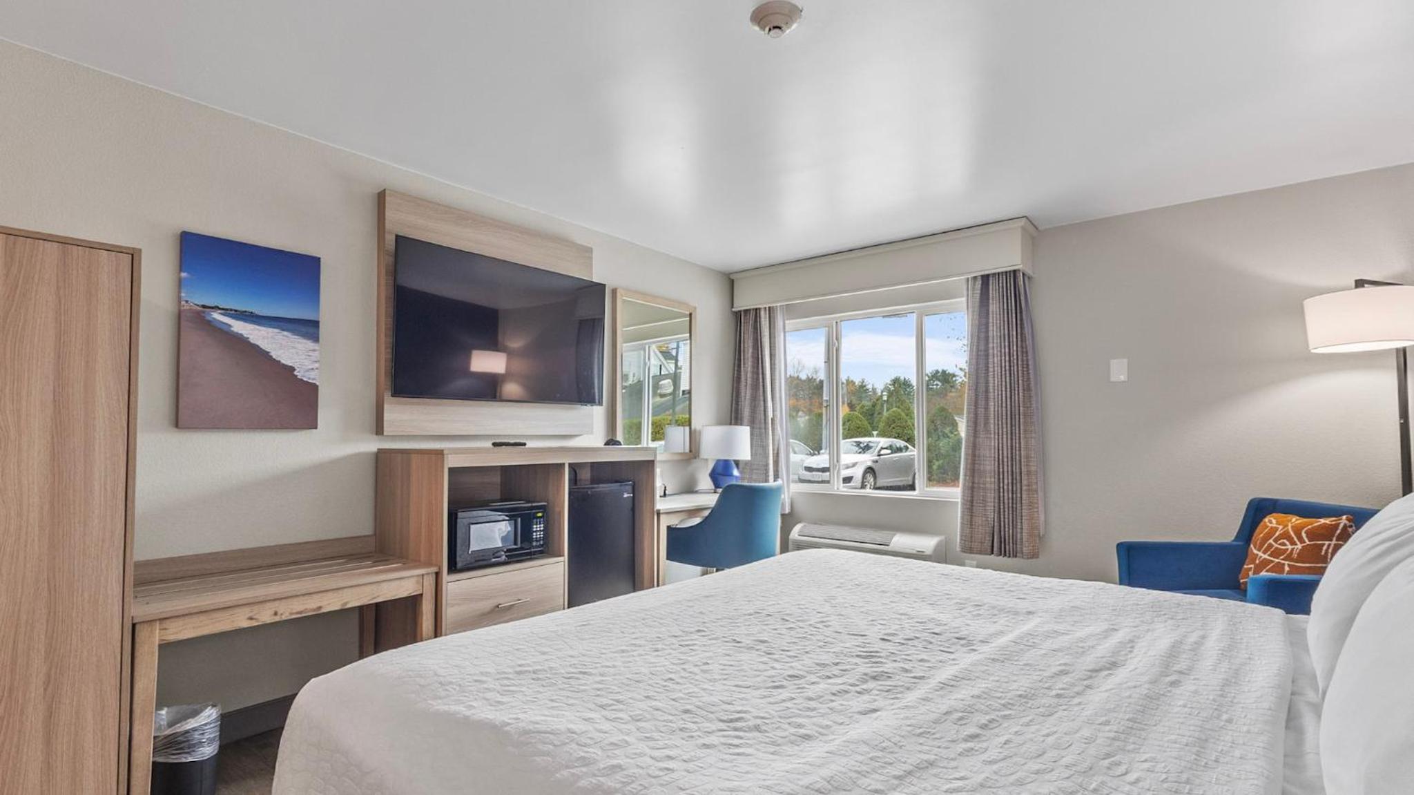 King Room with Roll-in-Shower - Disability Access/Non-Smoking - Photo 2