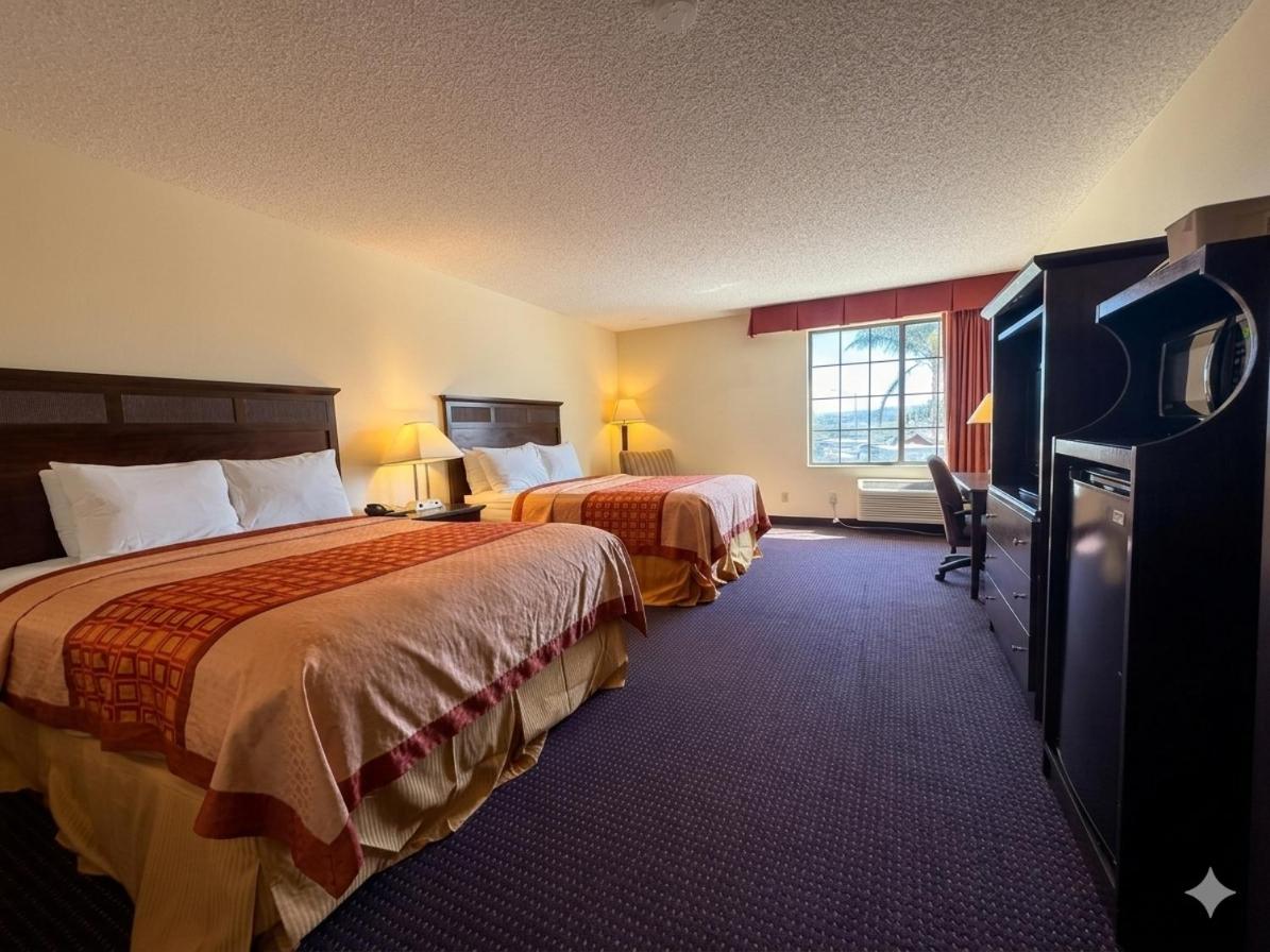 Queen Room with Two Queen Beds photo 2