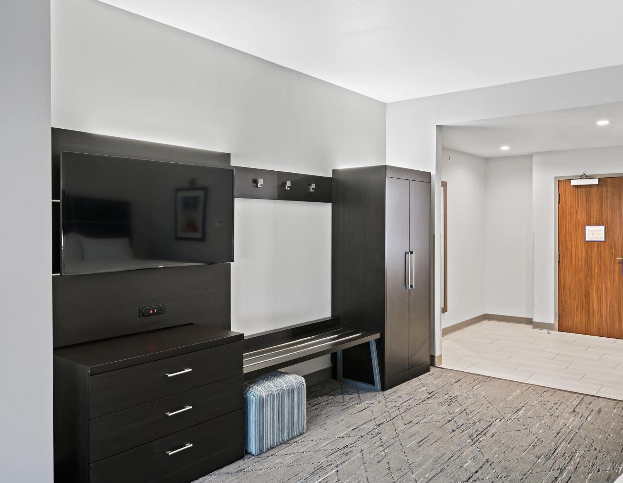 Suite - Non-Smoking photo 2