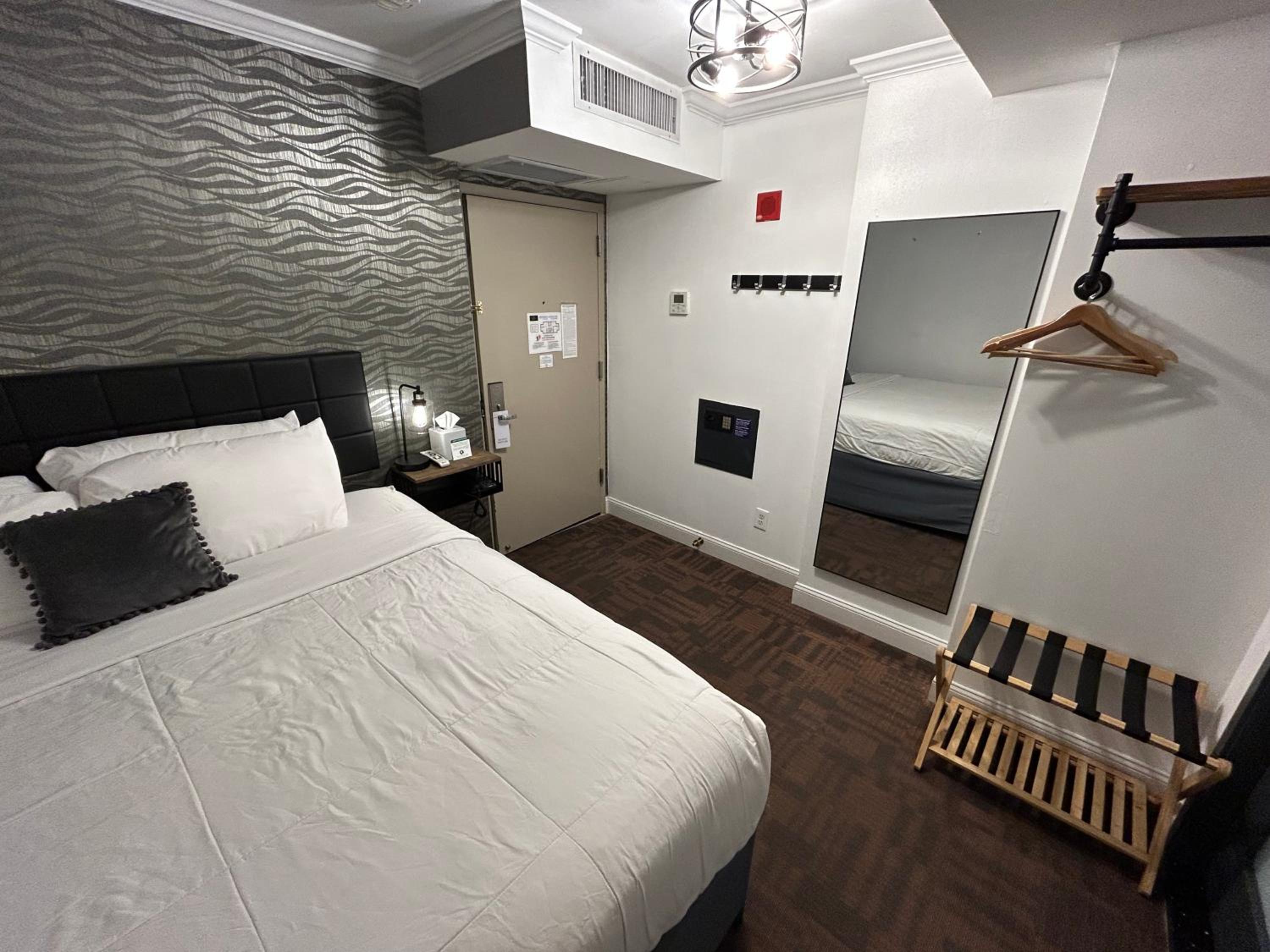 Deluxe King Room thumbnail 5