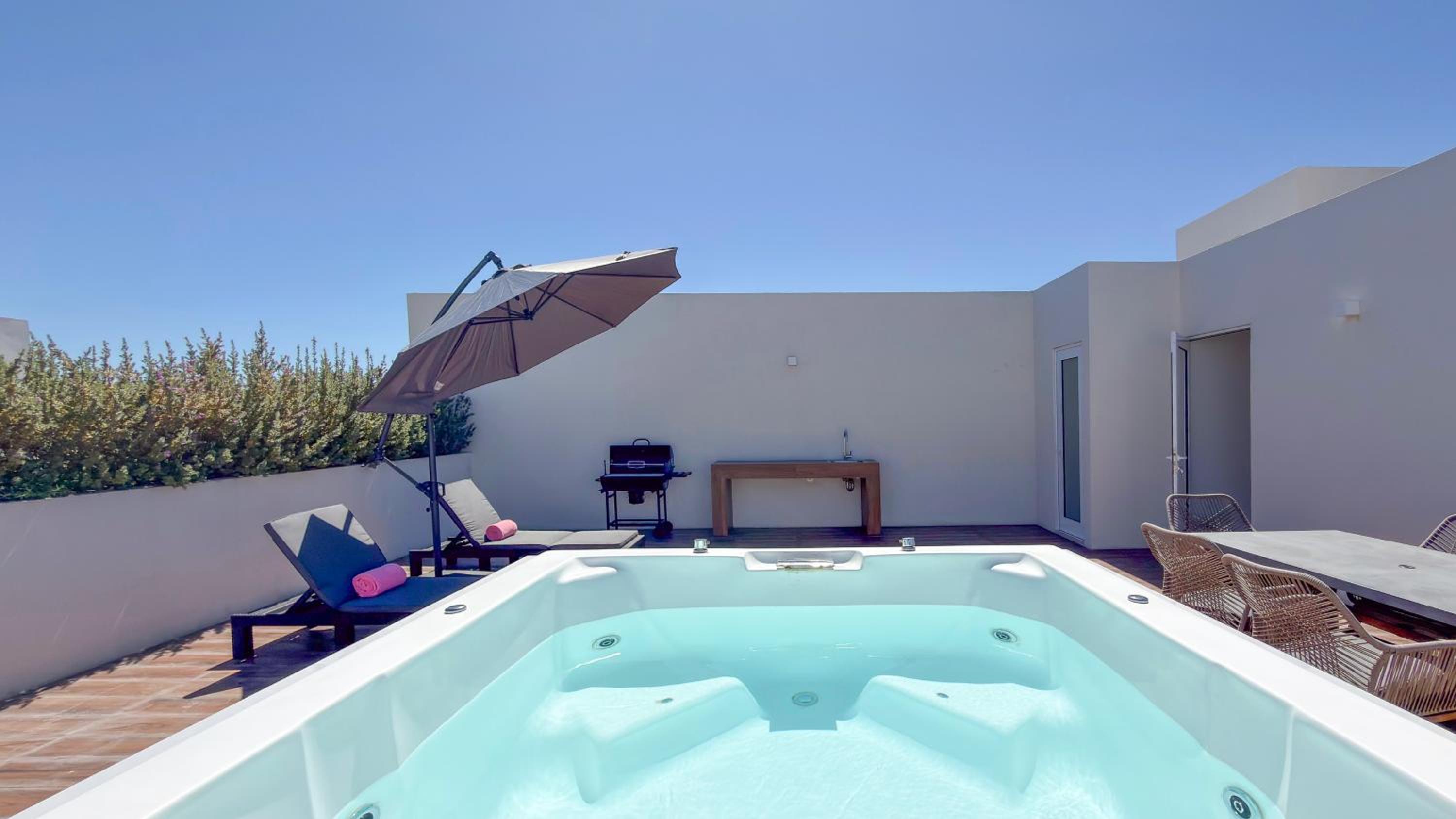 Three-Bedroom Apartment with Balcony photo 3