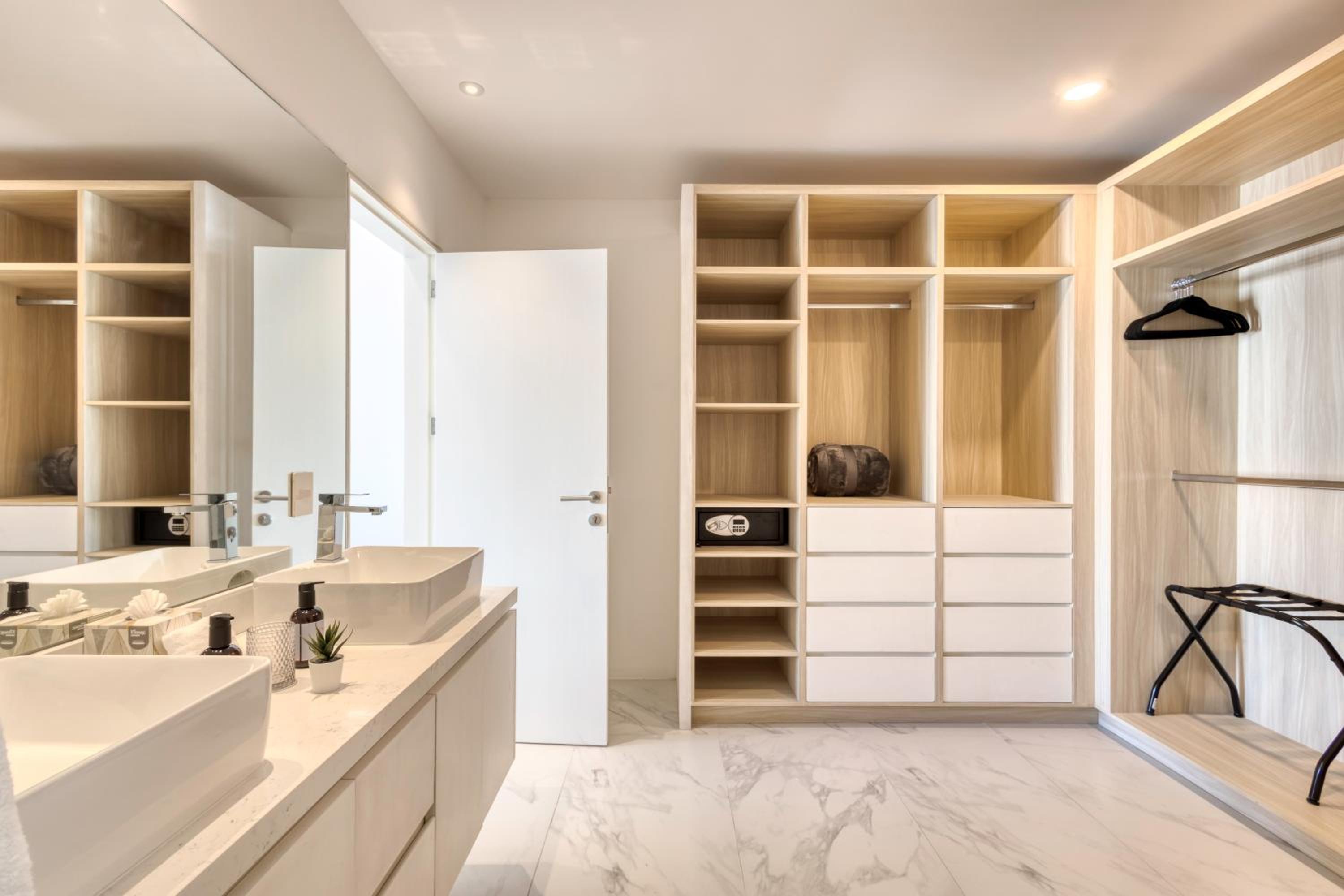 Three-Bedroom Apartment with Balcony photo 1