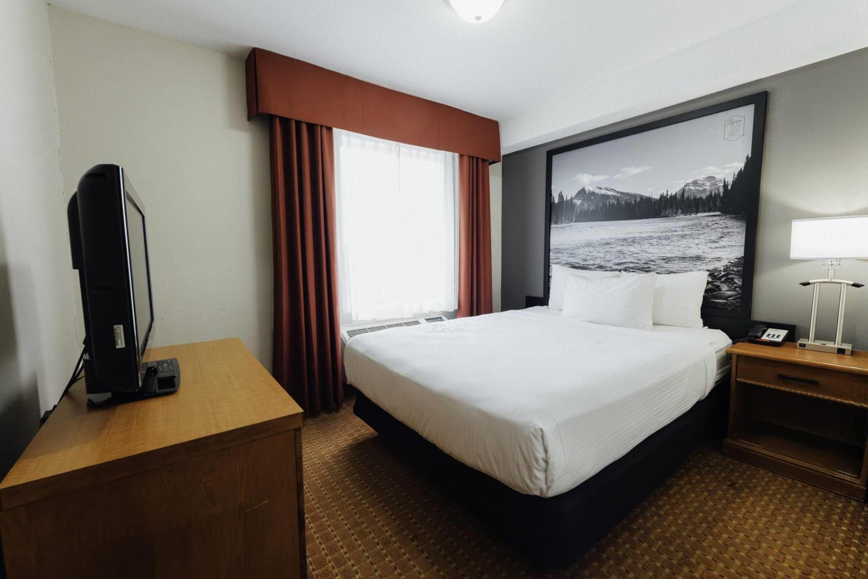 Two-Bedroom Family Suite with Kitchen and Living Room - Non-Smoking - Photo 3