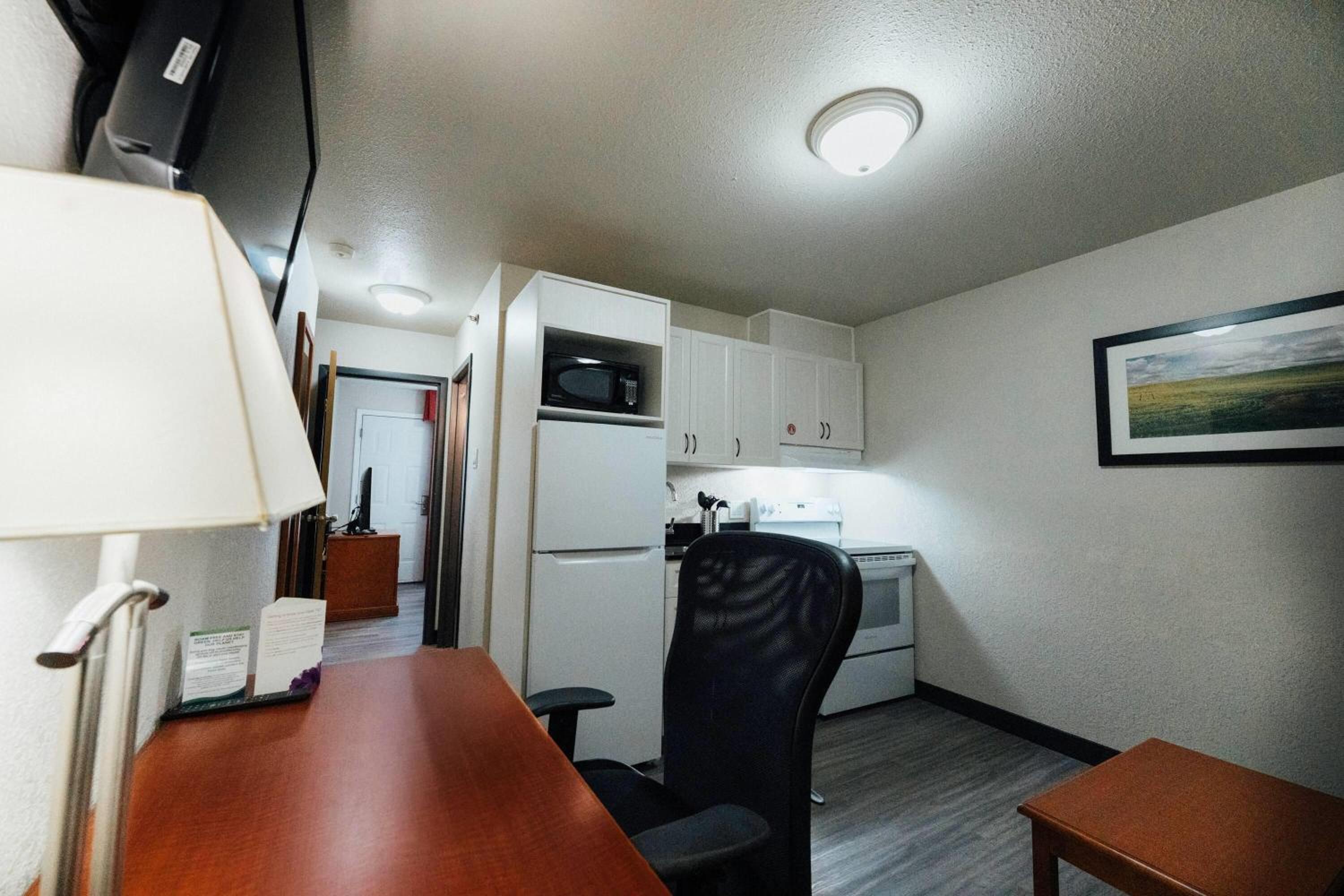 Queen Suite with Exterior Access and Parking Spot - Non-Smoking - Photo 2