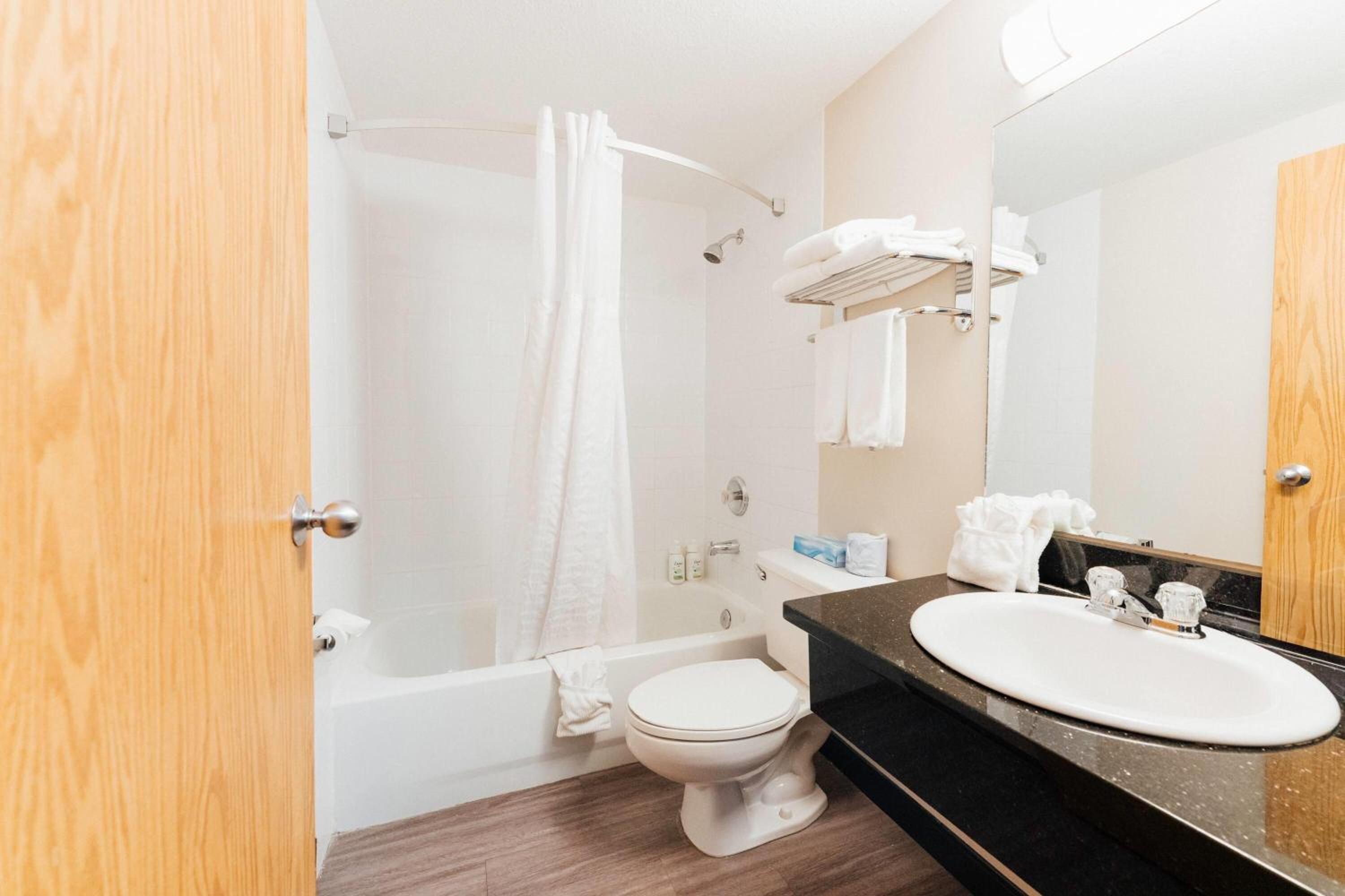 Two-Bedroom Family Suite with Kitchen and Living Room - Non-Smoking - Photo 4