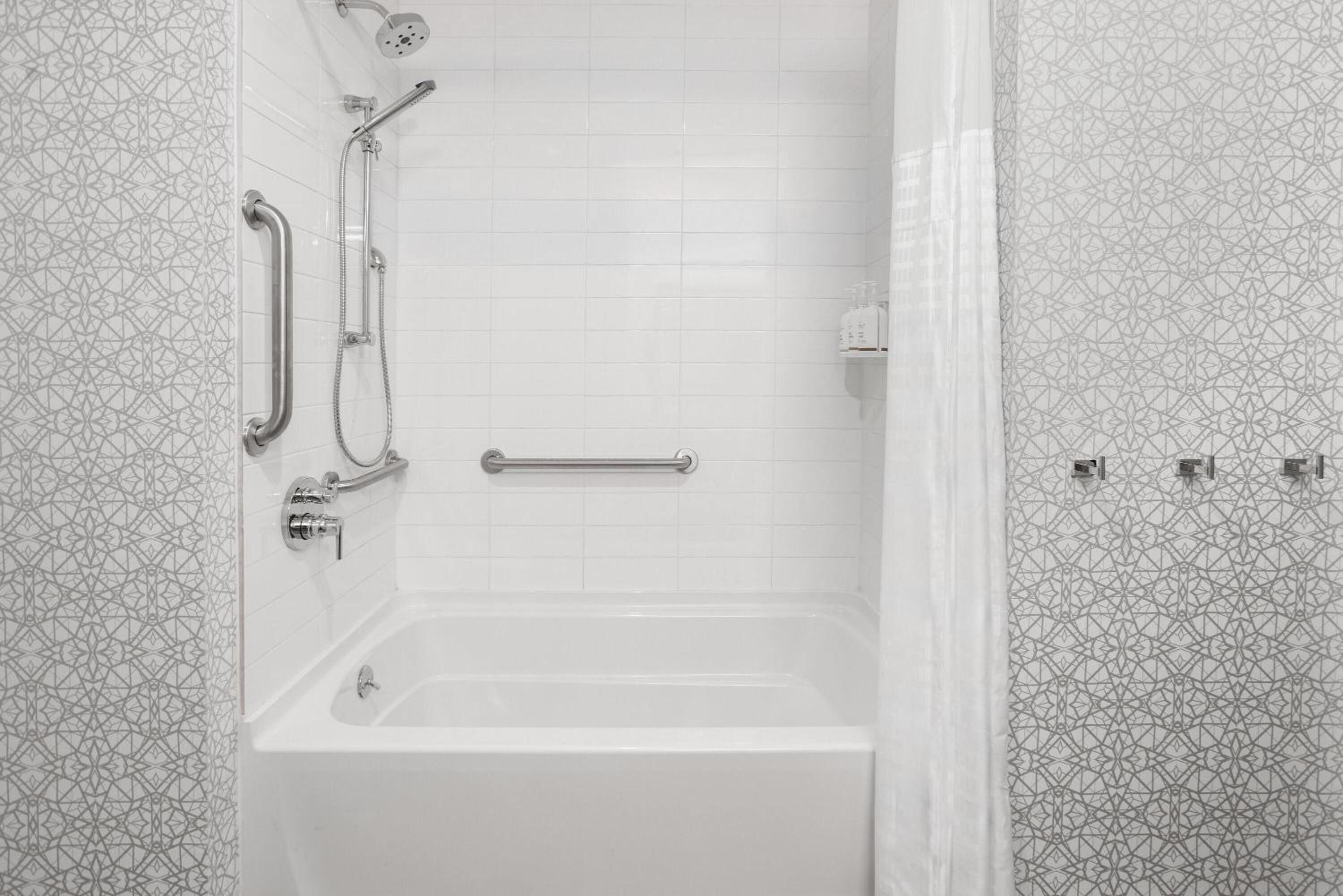 Queen Studio Room - Mobility Accessible with Tub with Grab Bars/Non-Smoking