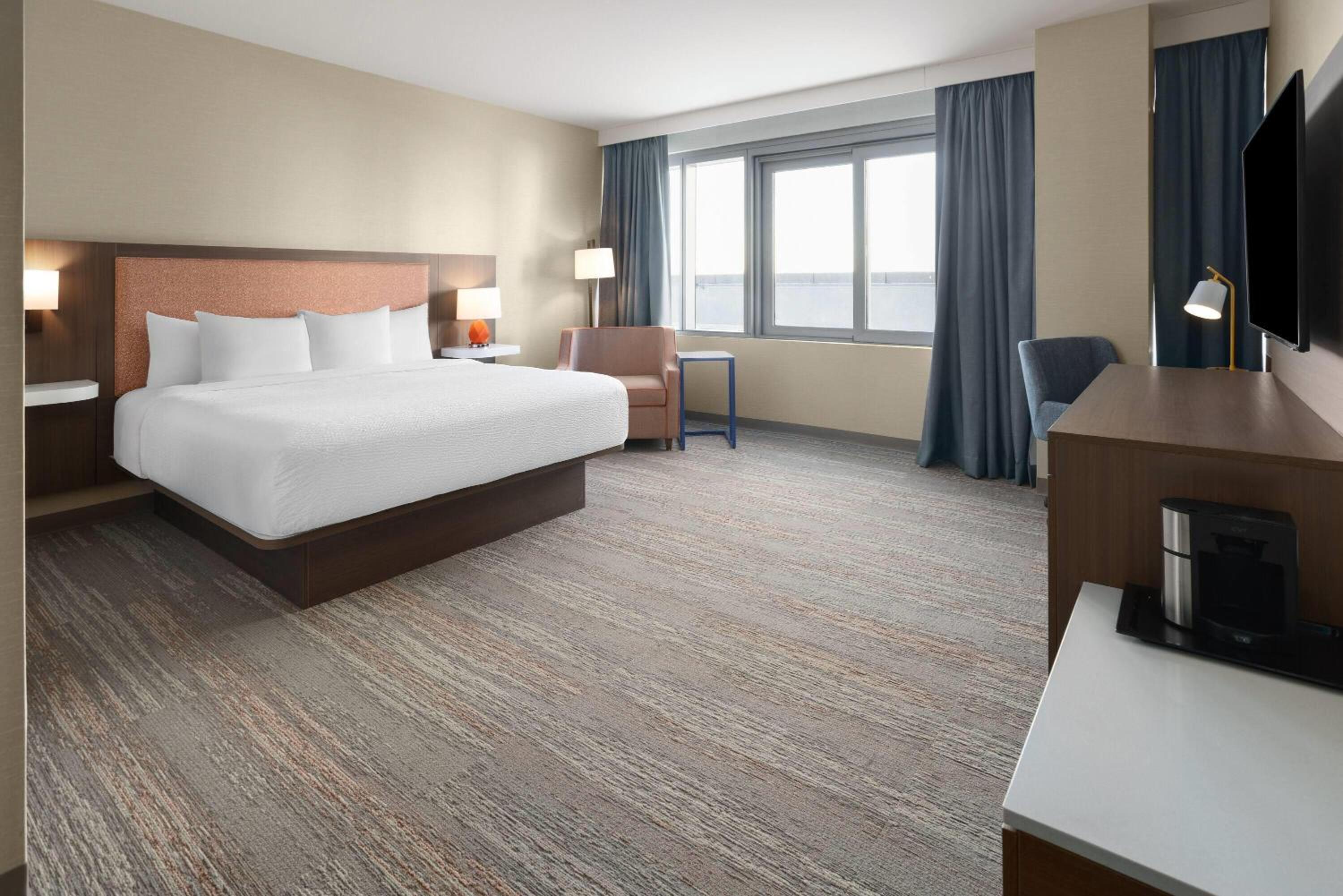 Queen Room - Mobility Accessible with Tub with Grab Bars/Non-Smoking