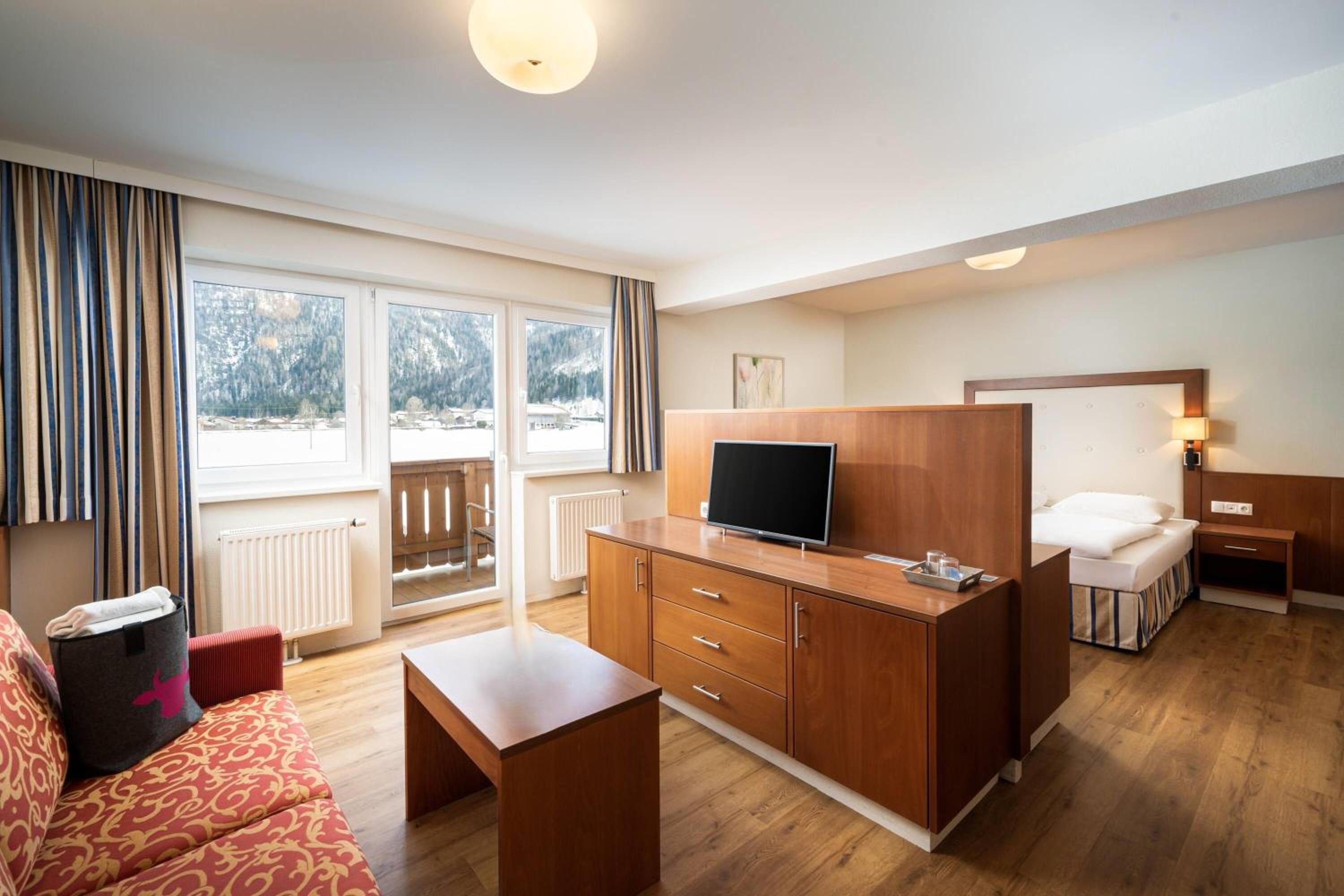 Family Room with Mountain View photo 3