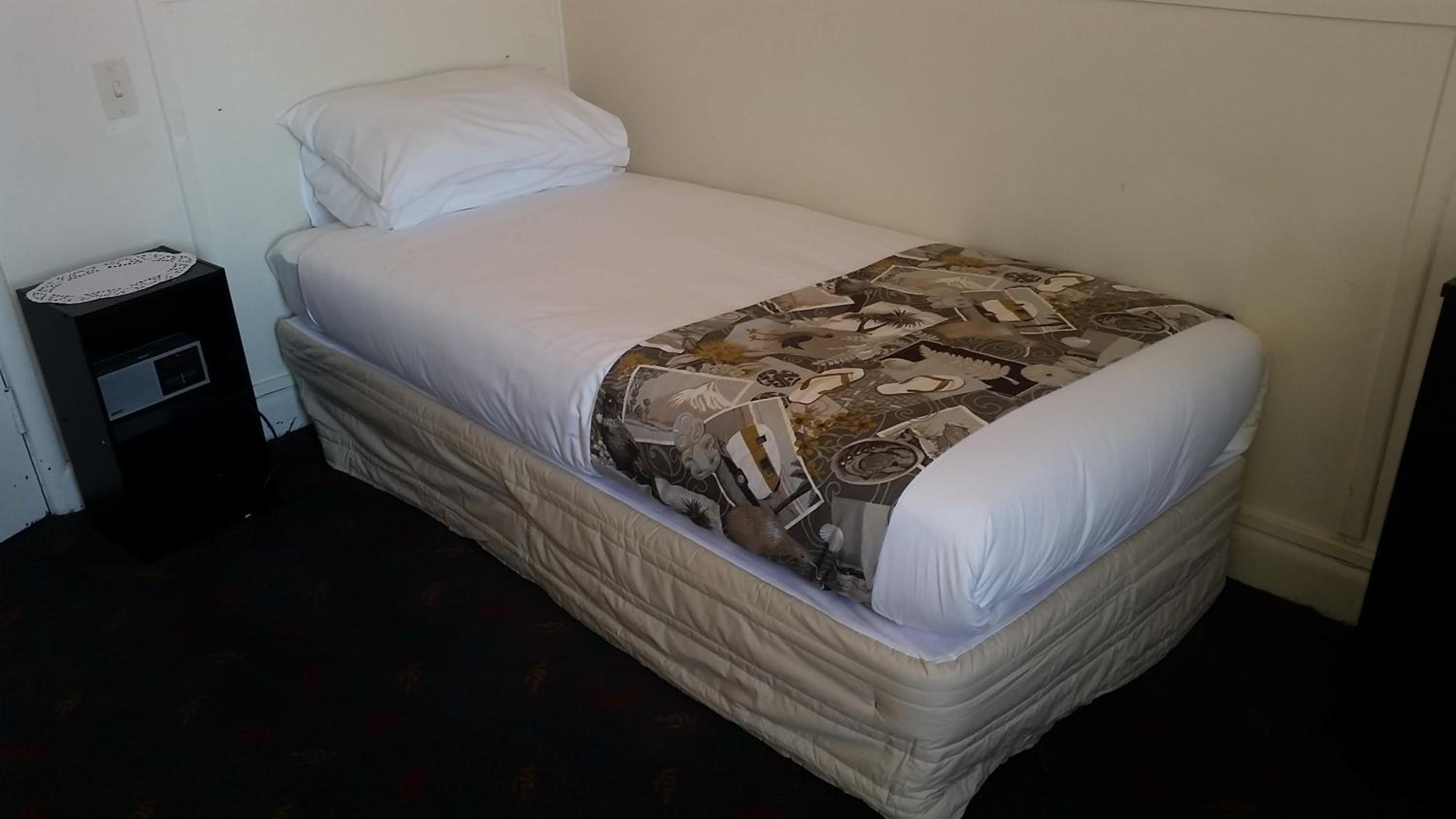 Twin Room with Private Bathroom photo 2