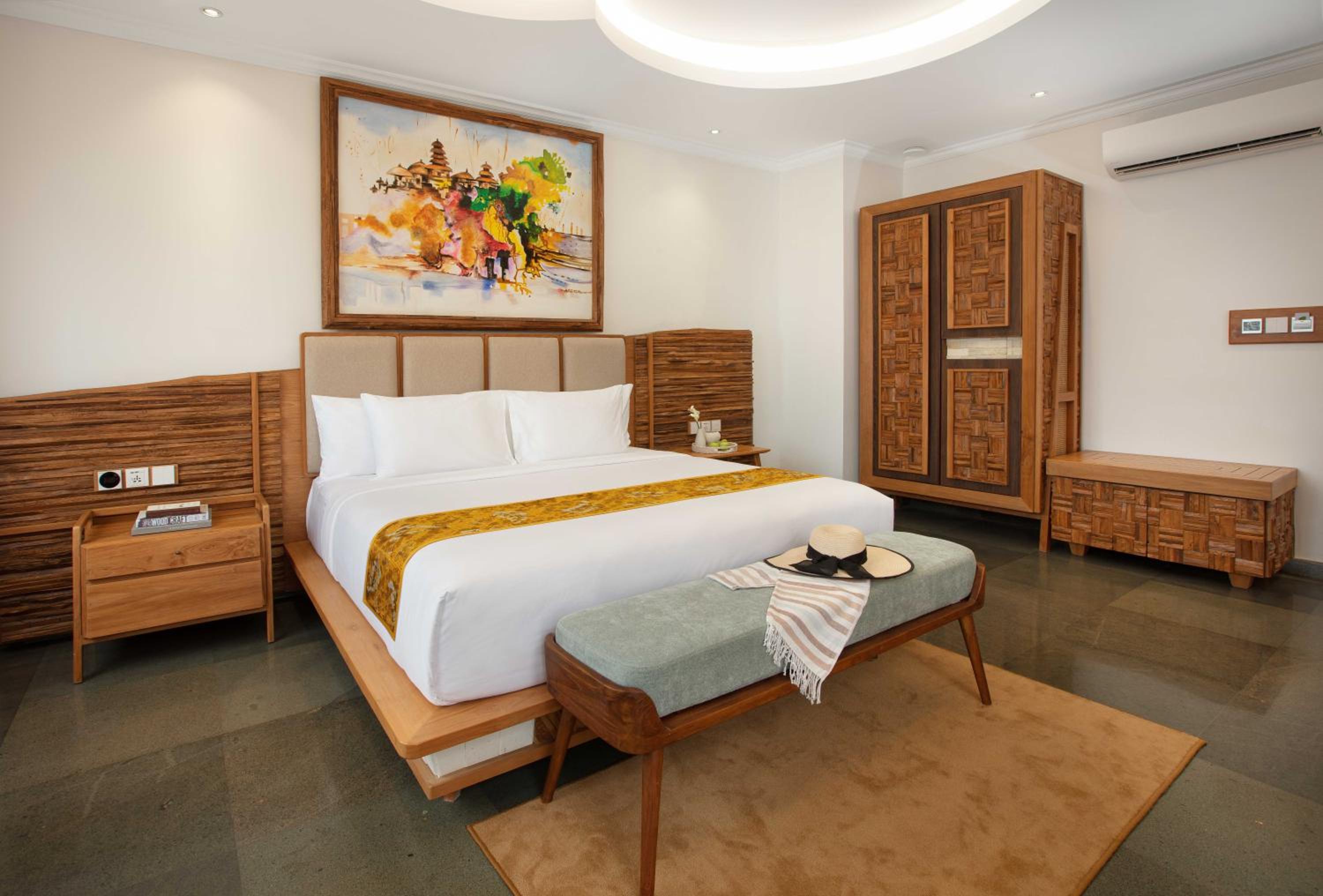 Junior Suite with Balcony - Photo 3