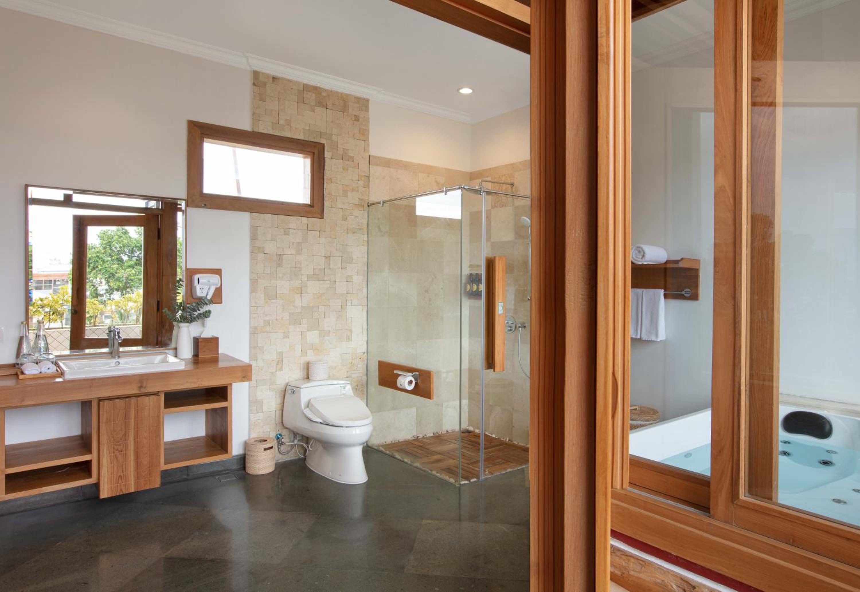 Junior Suite with Balcony - Photo 4