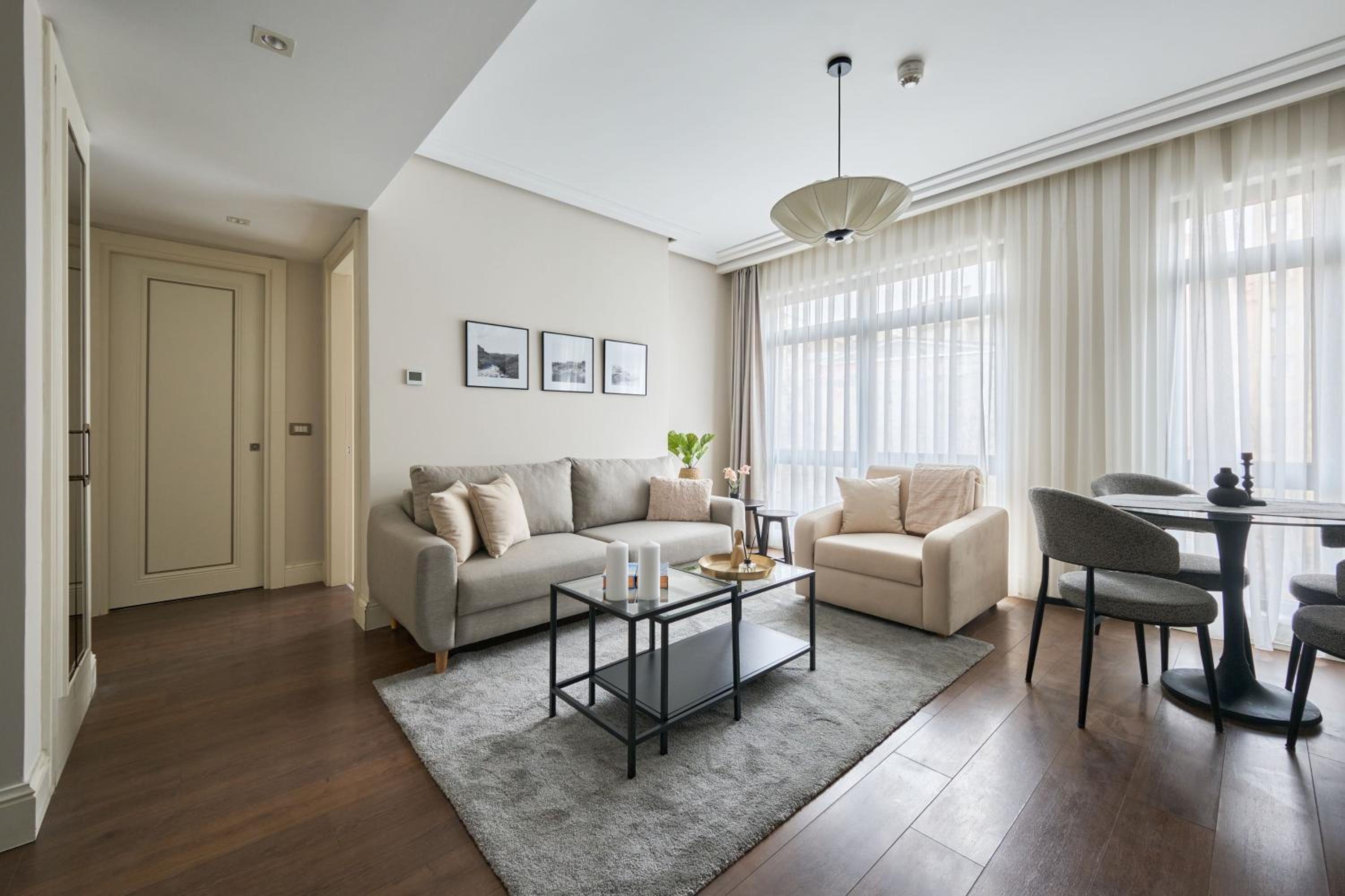 Deluxe One-Bedroom Apartment with City View photo 3