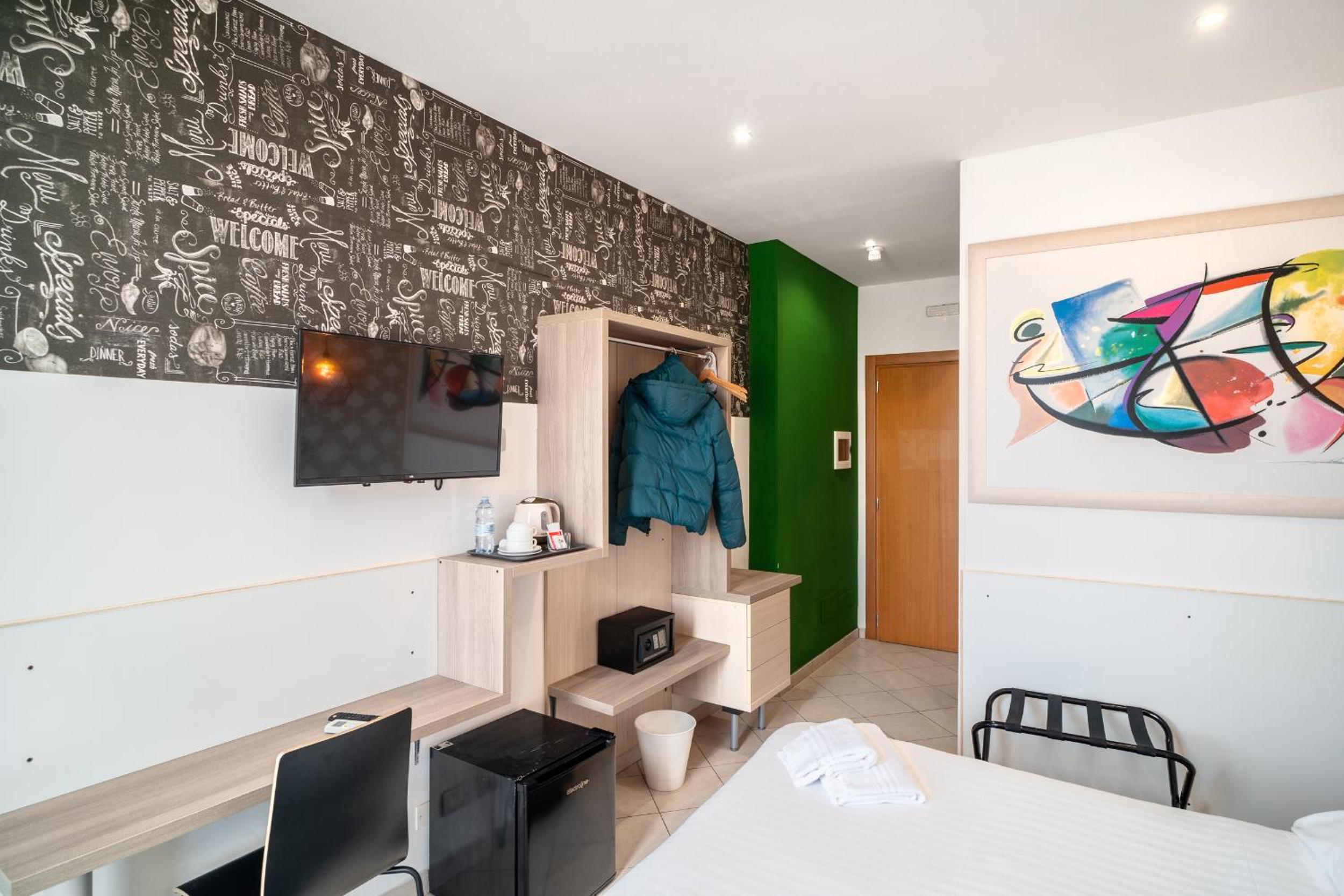 Double Room with Balcony - Photo 5