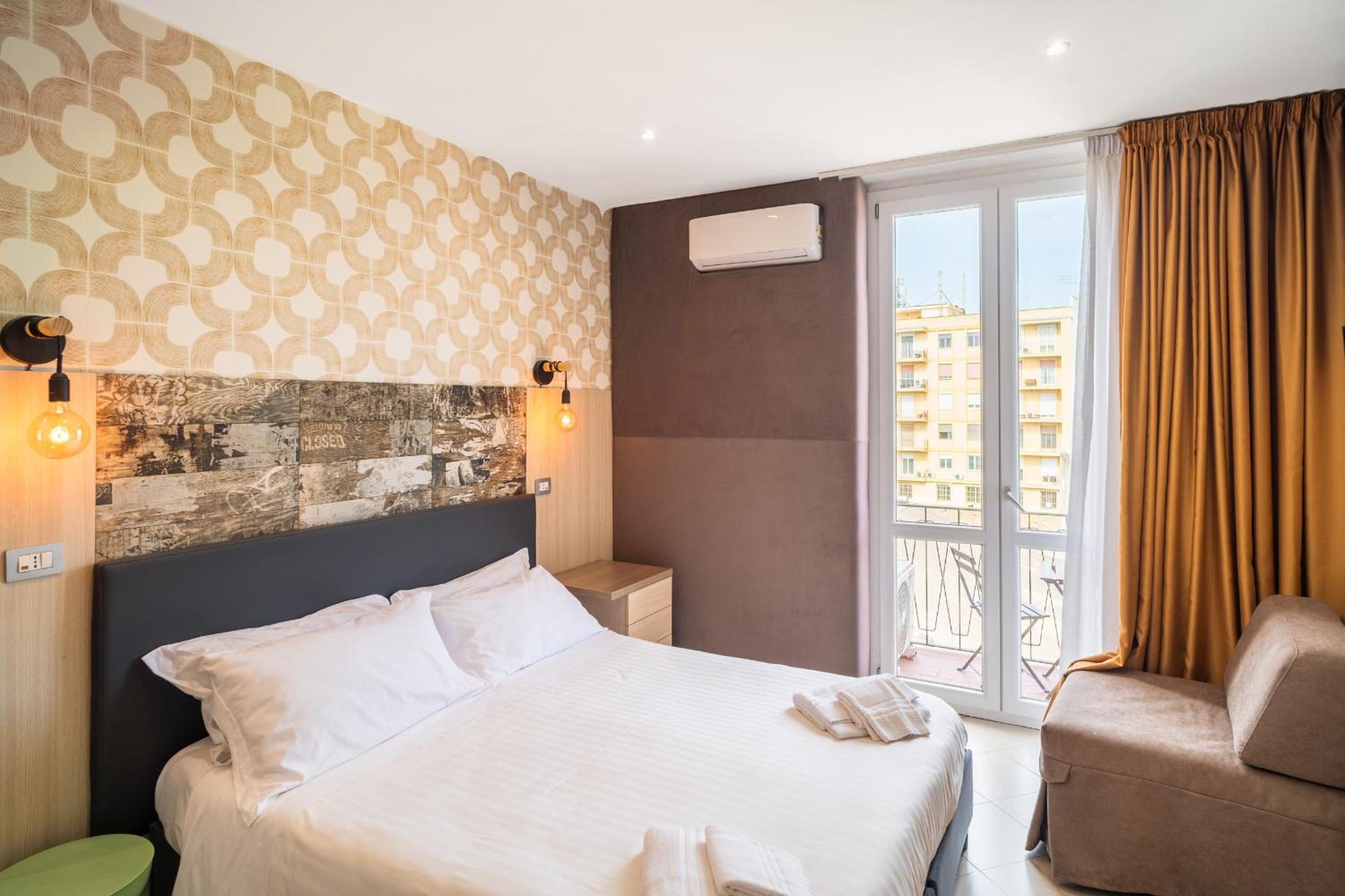 Double Room with Balcony - Photo 6